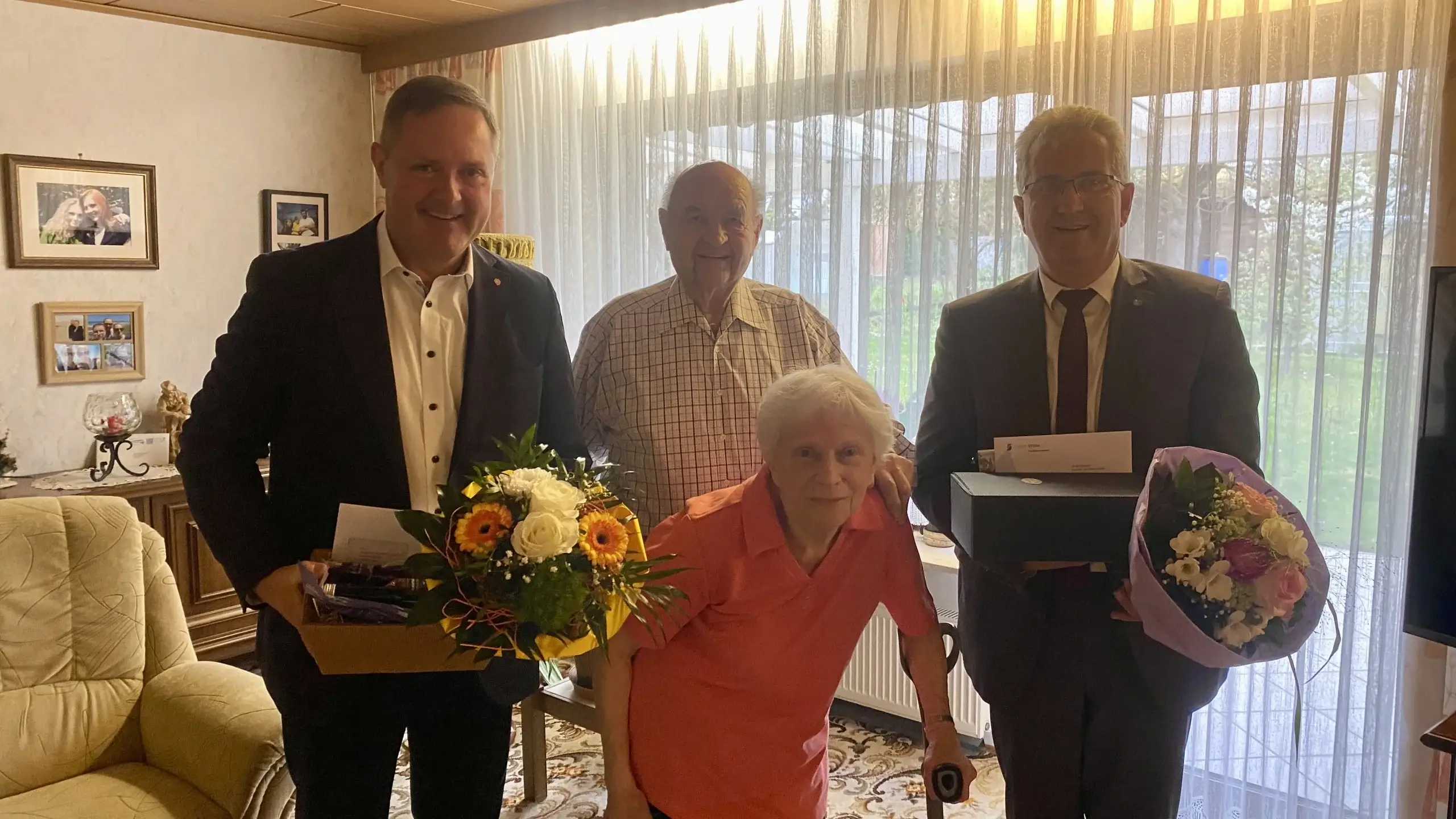 Landrat Bernd Obst (links) und Steins Erster Bürgermeister Kurt Krömer gratulieren dem Ehepaar Geuder persönlich zur Eisernen Hochzeit. Foto: Stadt Stein