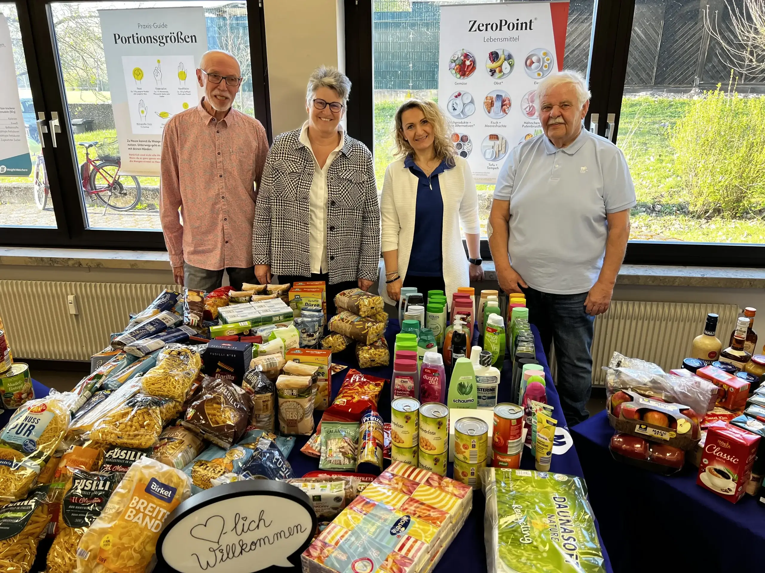 Tische voll mit Spenden: Die WeightWatchers-Gruppe übergab 237,7 Kilogramm Lebensmittel an die Oberasbacher Tafel.