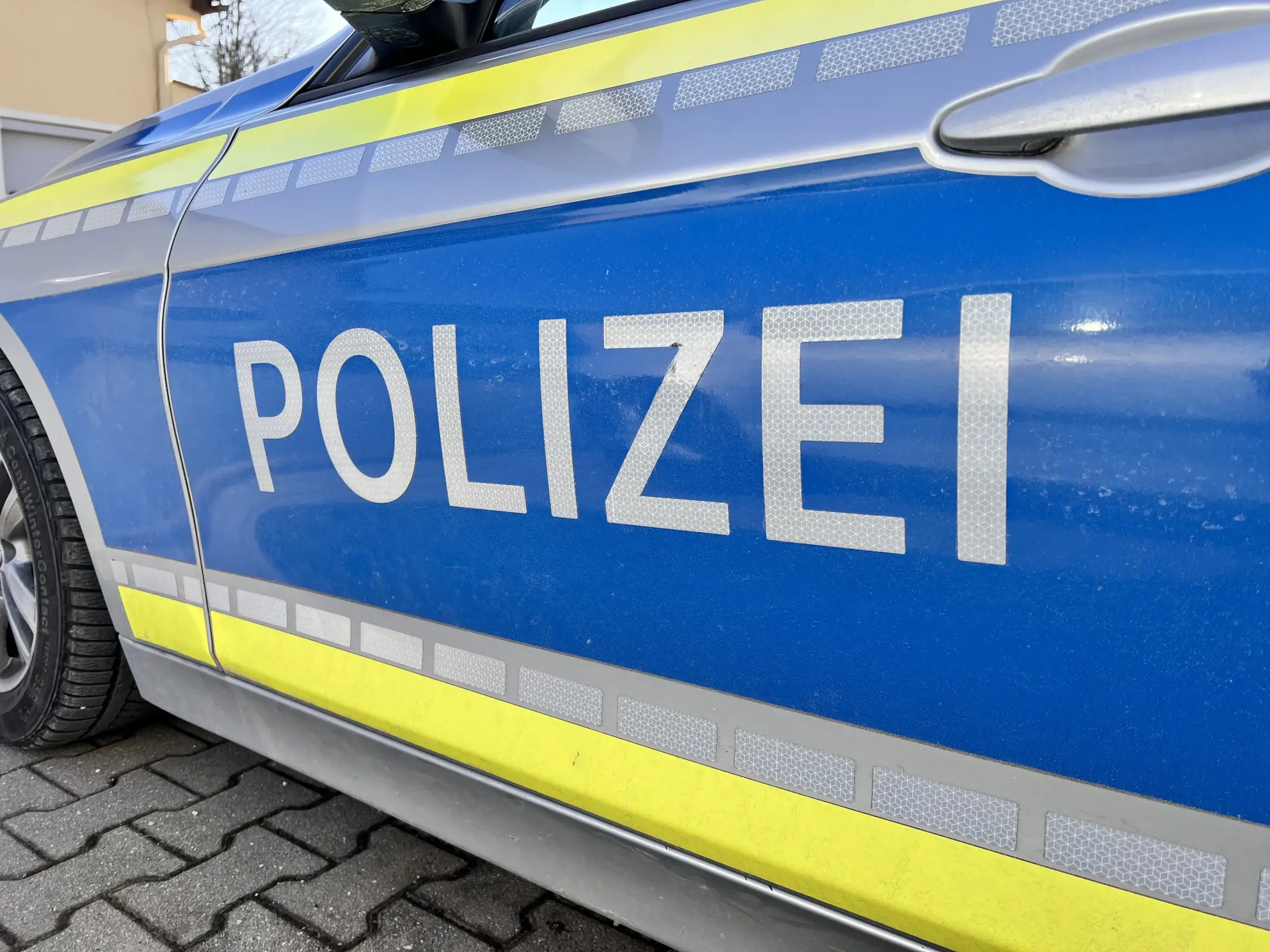 Die Polizei steht weiterhin in engem Austausch, um den flüchtigen Verdächtigen der Einbrüche in Langenzenn zu fassen.