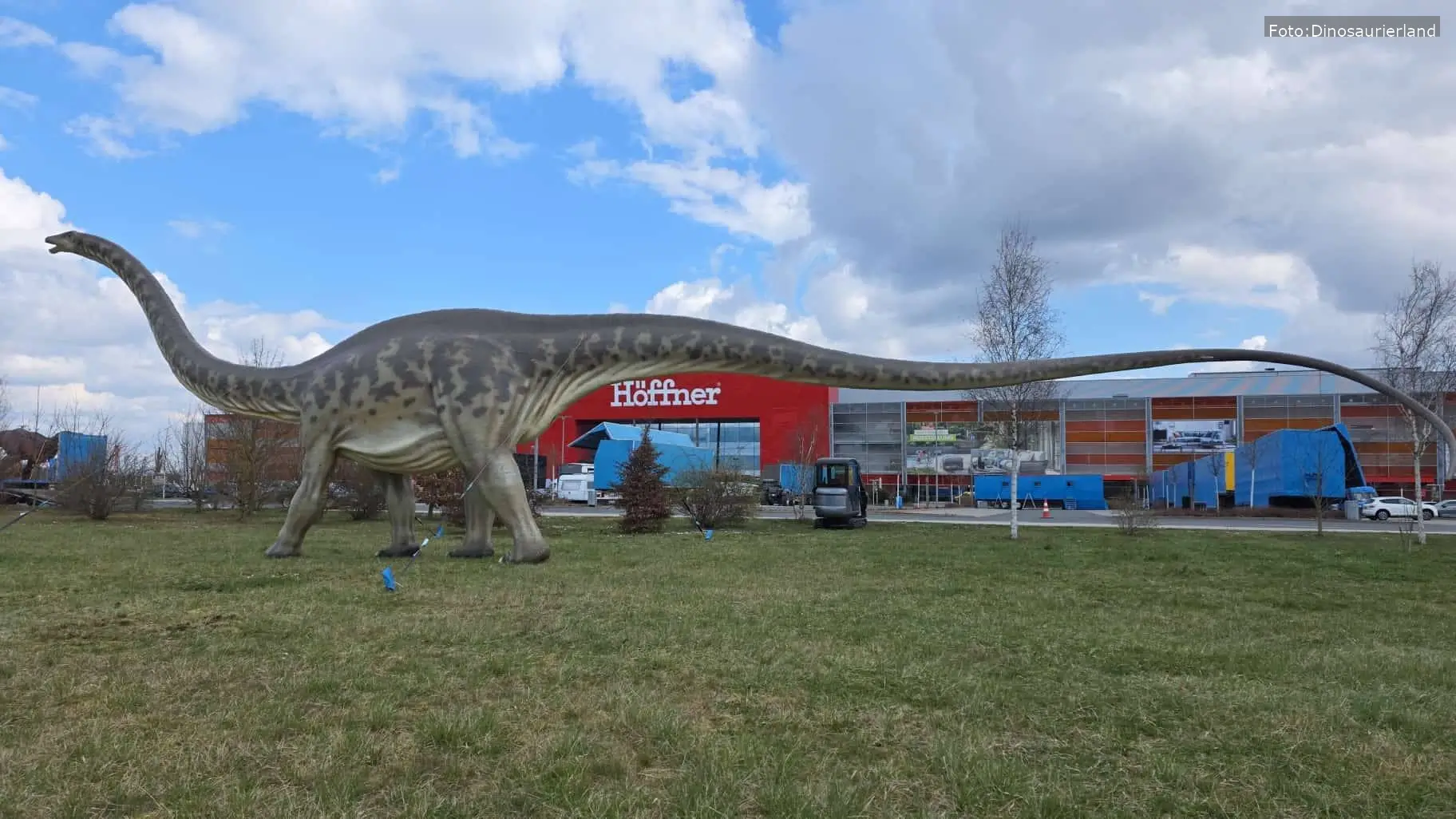 Giganten der Urzeit zurück in Fürth: Dinosaurierland gastiert erneut bei Möbel Höffner