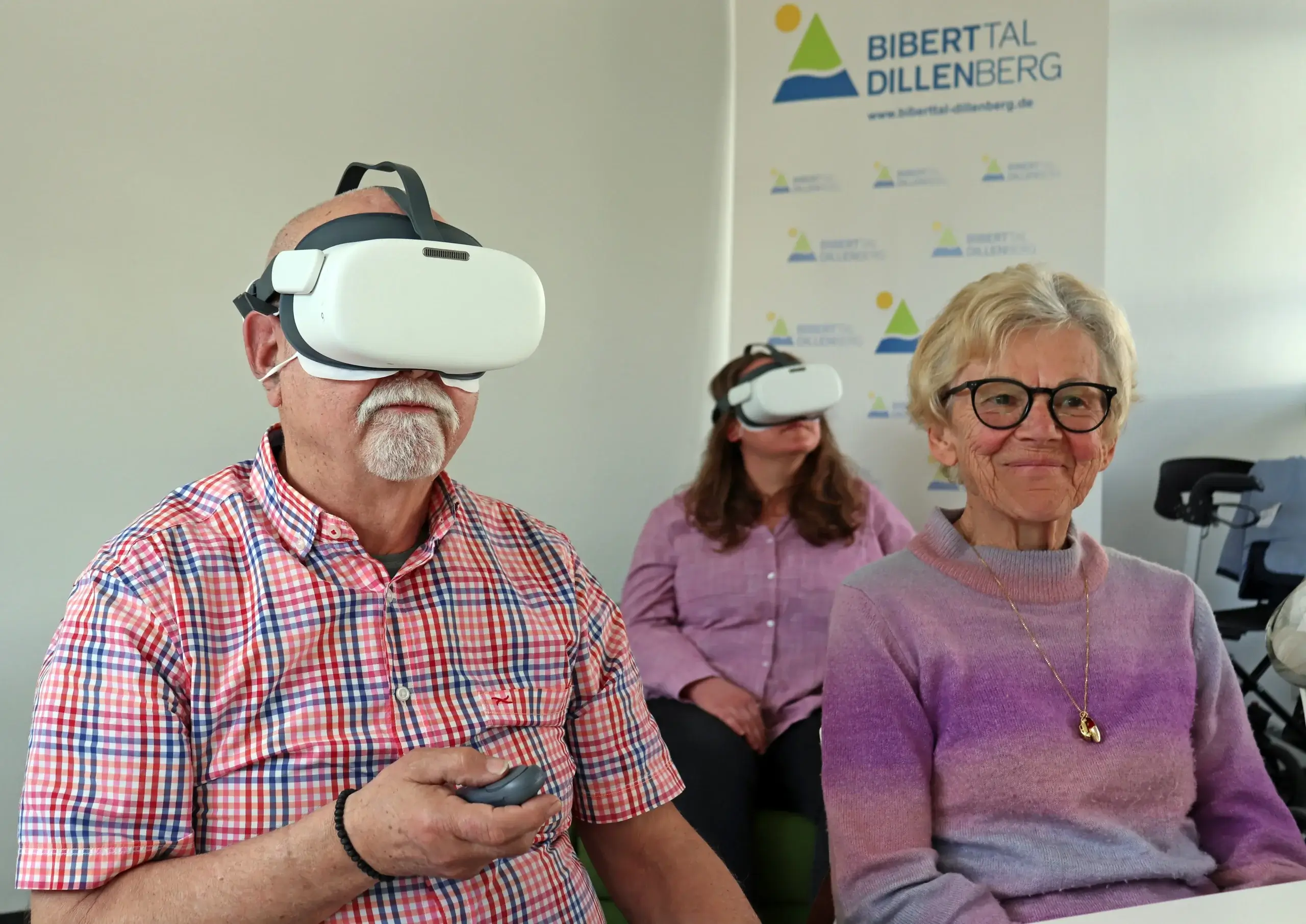 Ein Senior testet die neuen VR-Brillen und genießt von einem virtuellen Gipfel aus die Aussicht auf die Alpen.