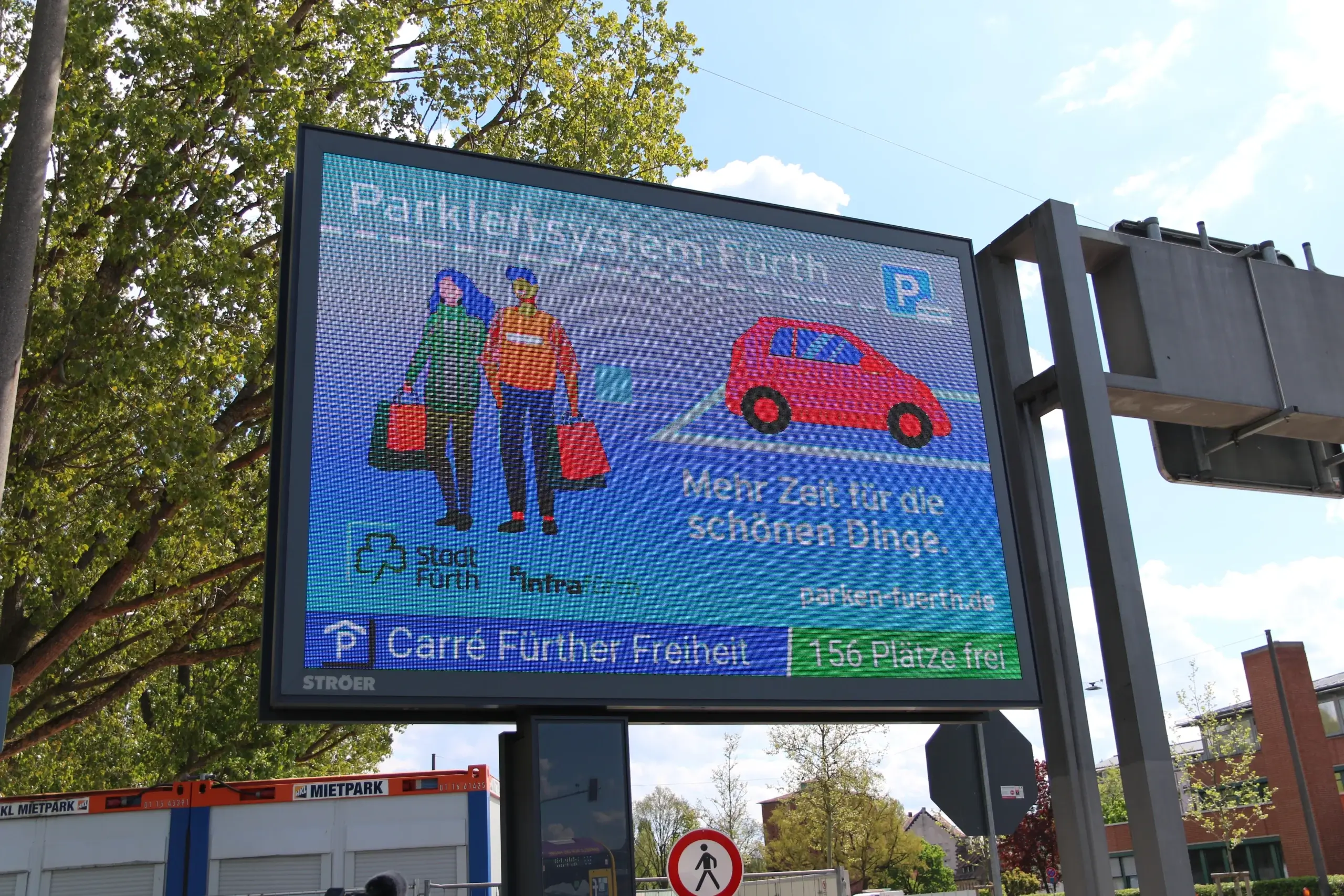 In Fürth geht ein digitales Parkleitsystem an den Start: Die neuen Informationen zur Parkhausauslastung erscheinen künftig auf digitalen Stadtinformationsanlagen und sollen die Parkplatzsuche in der Innenstadt erleichtern.