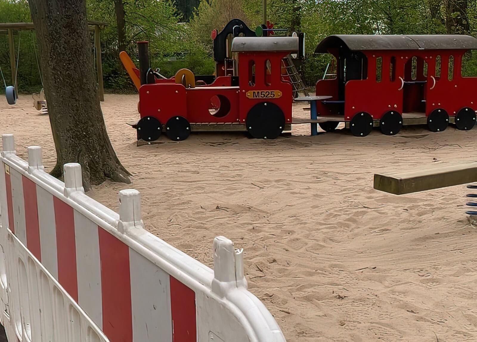 Zum wiederholten Male wurden Nadeln im Sand auf diesem Spielplatz in Stein verteilt.