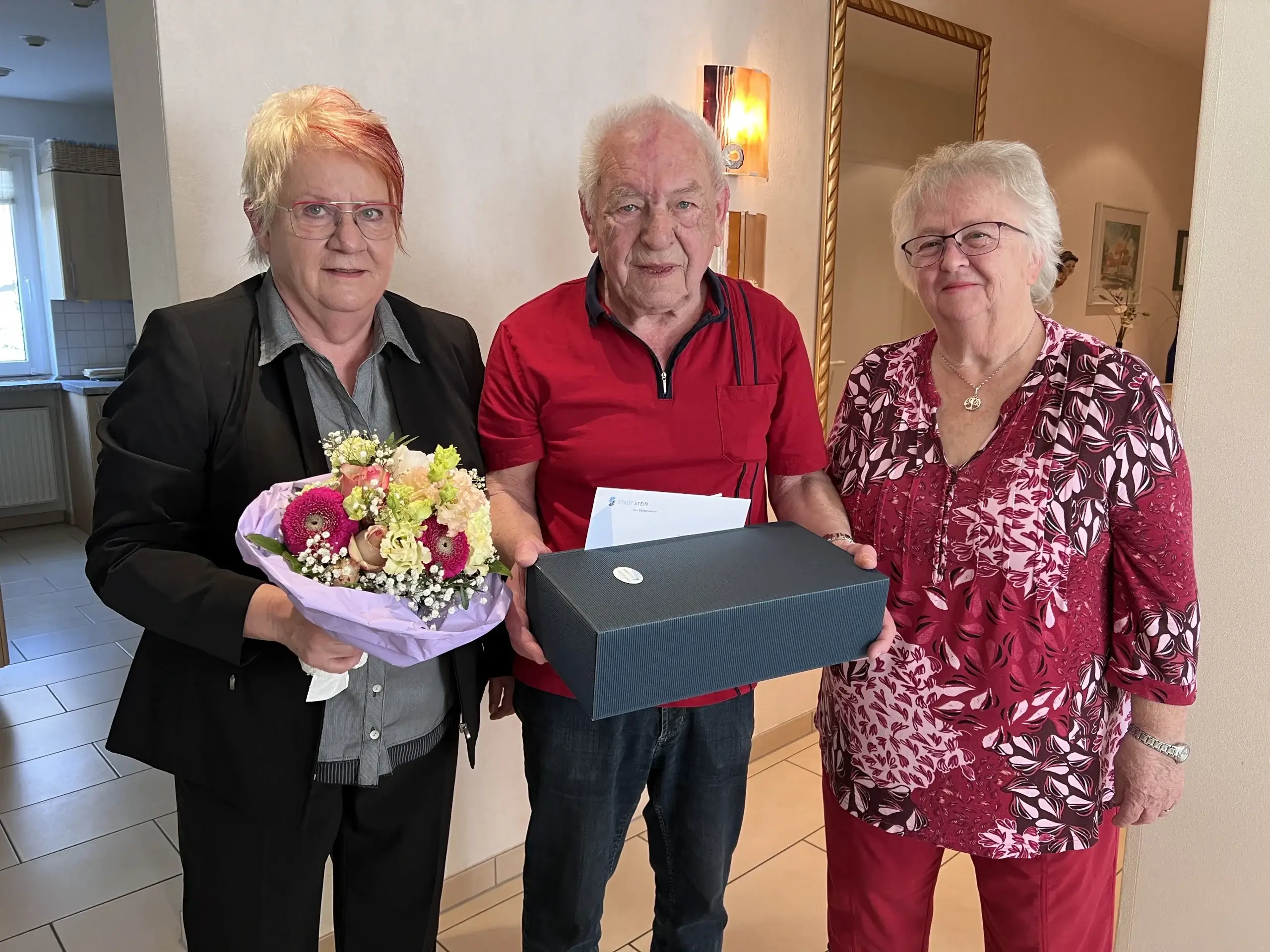 Sozialreferentin Gabriele Stanin gratuliert Ingeborg und Eberhard Kintzel zur Diamantenen Hochzeit.
