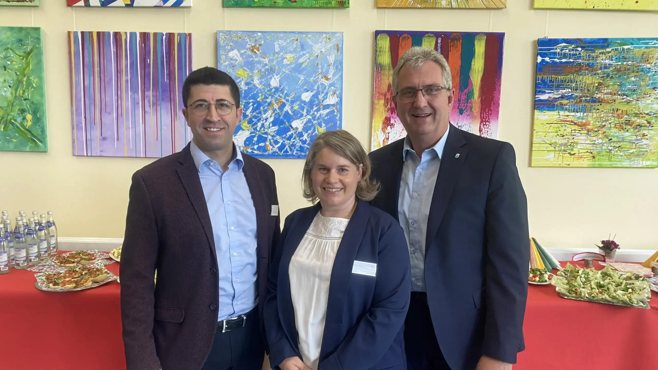 Bürgermeister Kurt Krömer würdigte das Engagement des Fördervereinsvorsitzenden Doğan Aydın sowie Verena Röhn. Foto: Stadt Stein