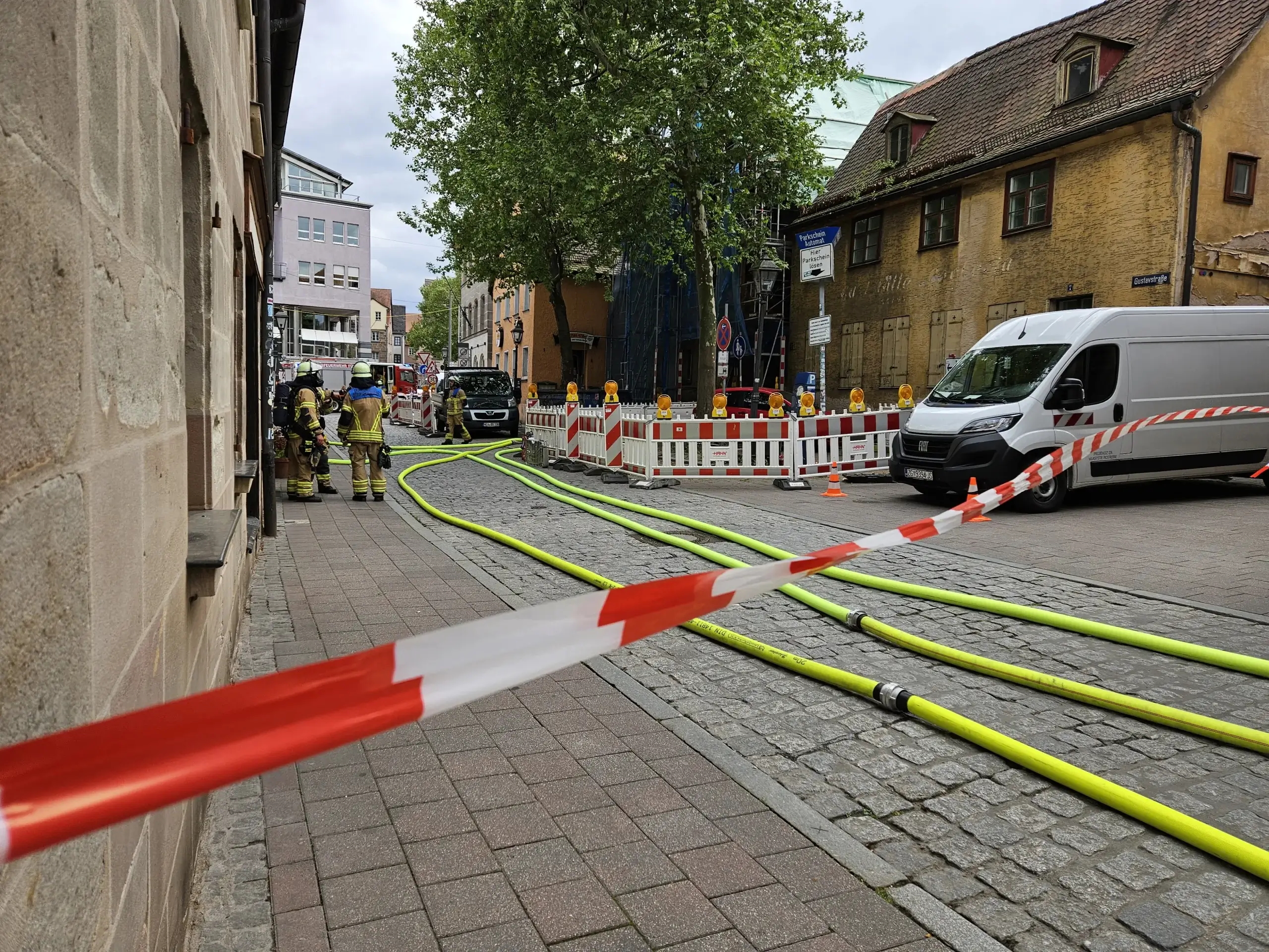 Die Feuerwehr musste nach einem Gasaustritt in Fürth mehrere Gebäude evakuieren. Foto: NEWS5 / David Oßwald