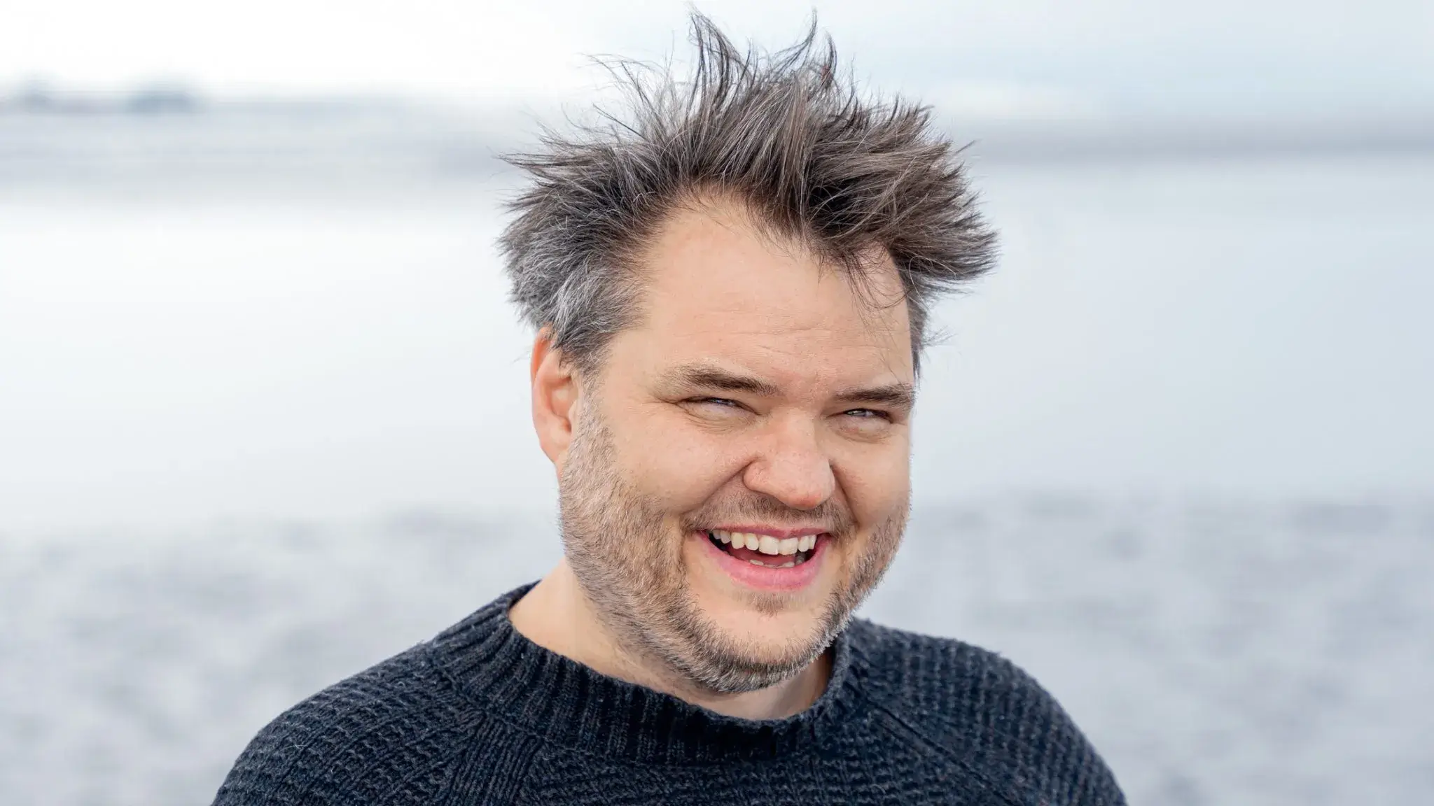 Svavar Knútur ist bekannt für seinen emotionalen Stil und humorvolle Geschichten.