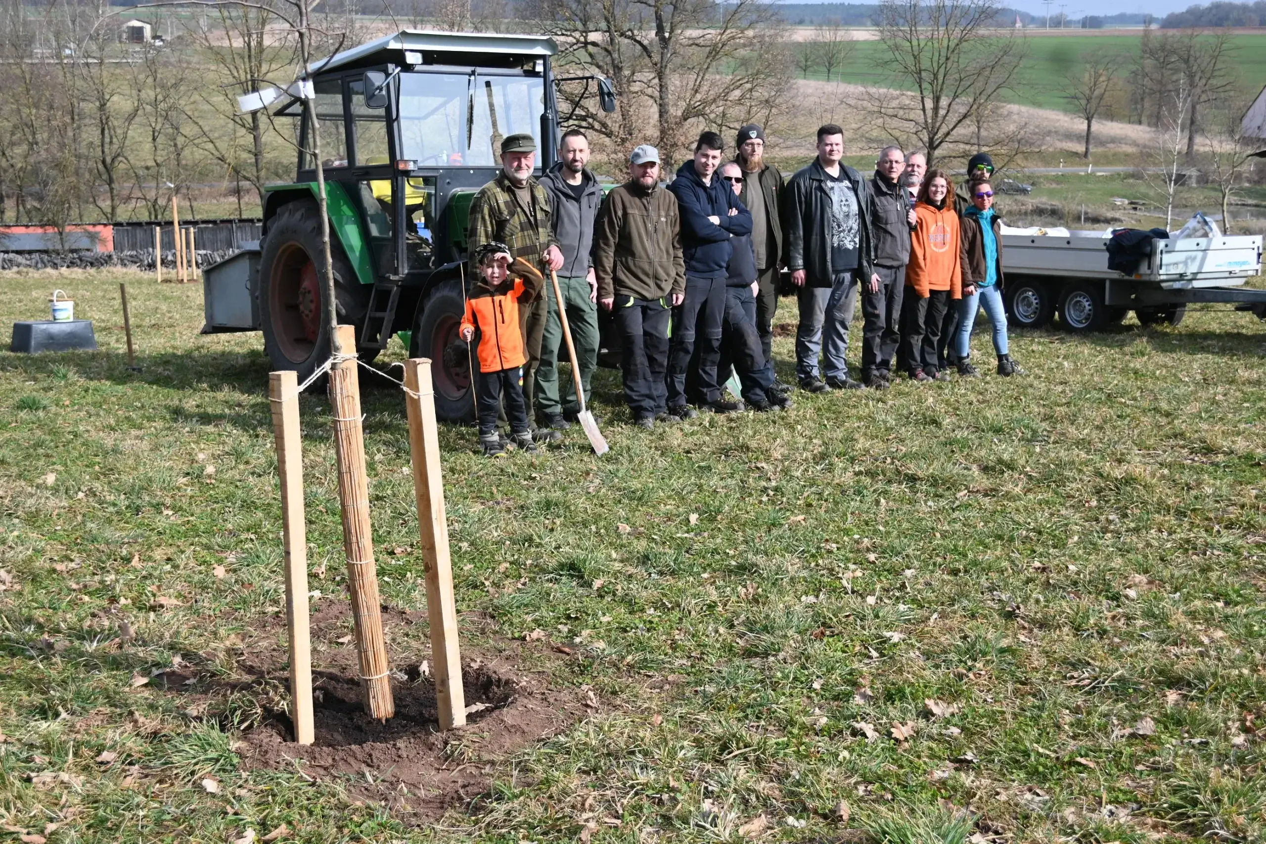 Jäger pflanzen Hochstämme alter Obstsorten im Revier Vogtsreichenbach.