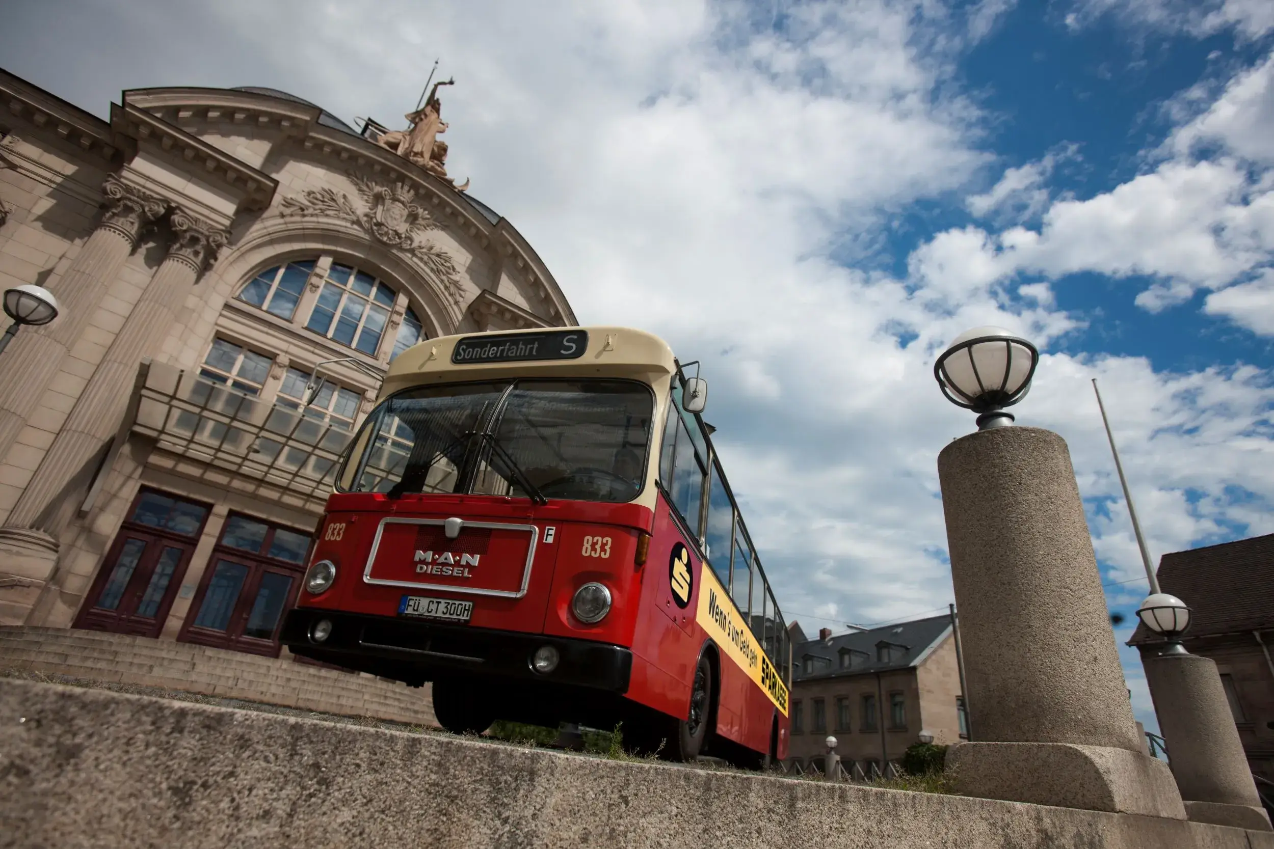 Der rote MAN-Oldtimerbus von 1972 auf Tour durch Fürth.
