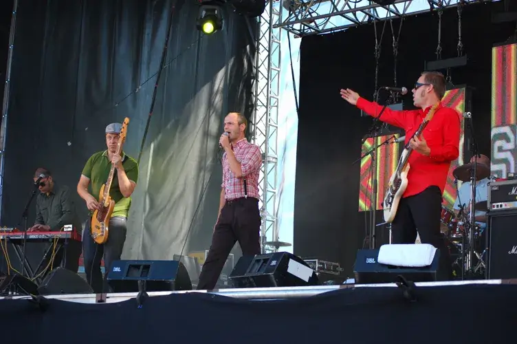 Bands wie The Valkyrians heizen dem Publikum beim Open Air am Lindenhain ein.