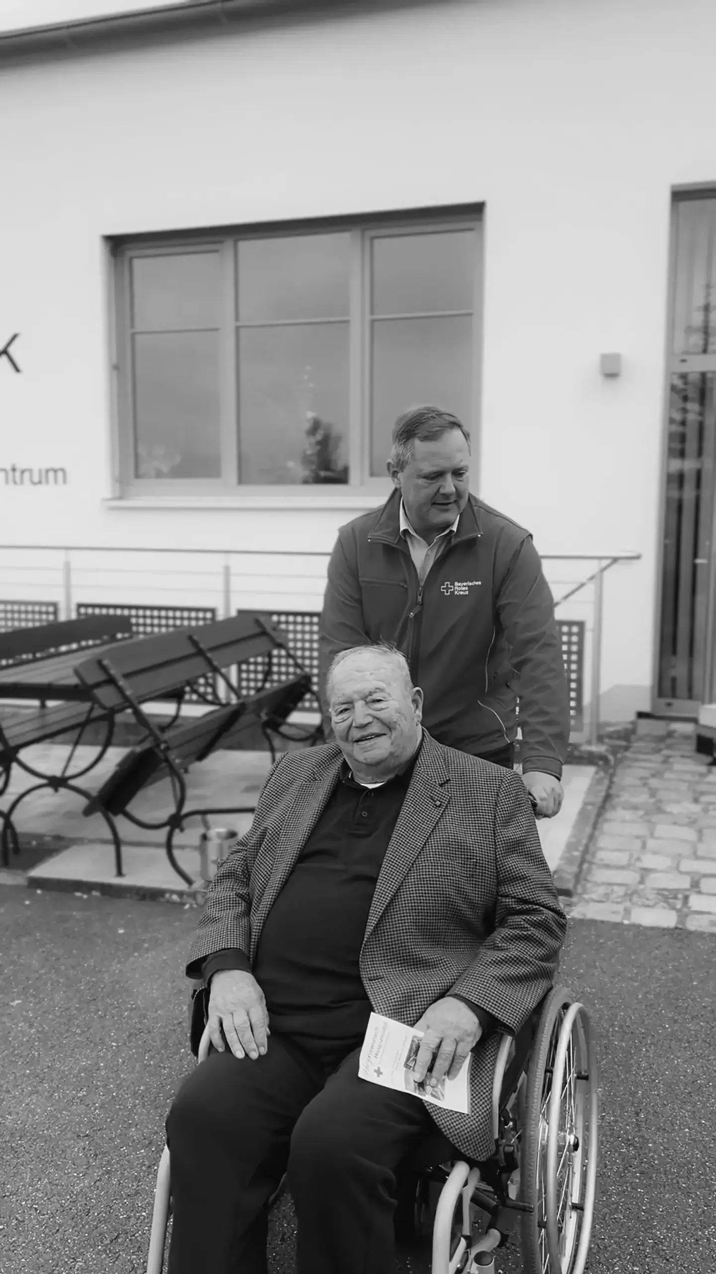 Dr. Gerhard Grabner bei einem seiner letzten öffentlichen Auftritte in Fürth im November 2024: Der Vorstellung des Wünschewagens des BRK Fürth zusammen mit dem BRK-Kreisvorsitzenden Bernd Obst. Foto: Roland Beck