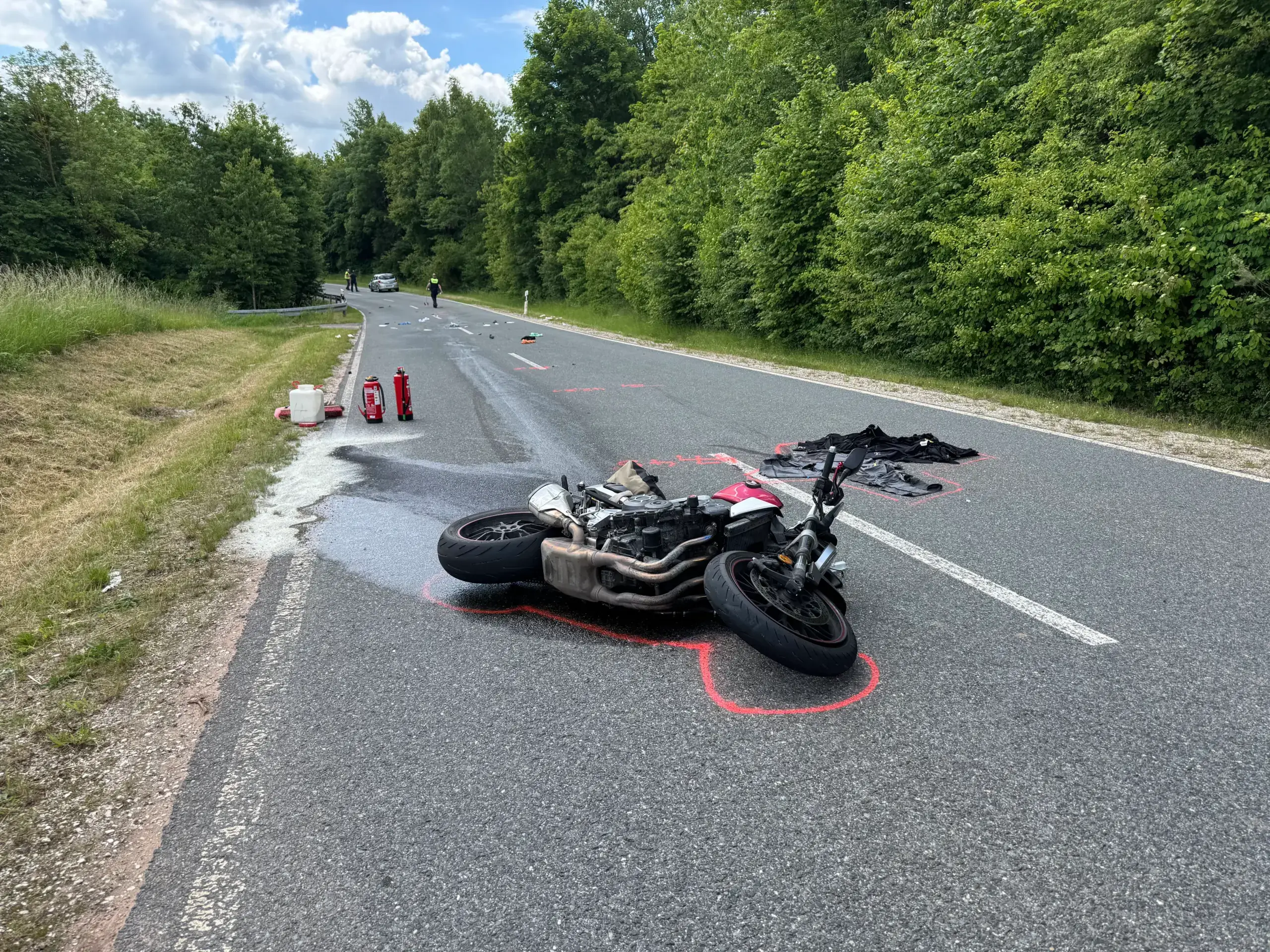 Schwerer Crash bei Langenzenn: Motorradfahrer per Hubschrauber in Klinik. Foto: News5/Lars Haubner