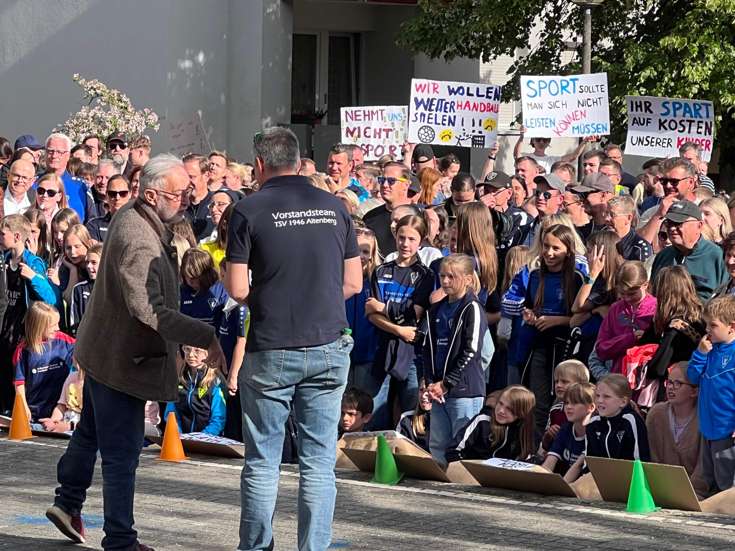500 Stimmen gegen Sparpolitik: Protest vor dem Oberasbacher Rathaus. Foto: Roland Beck