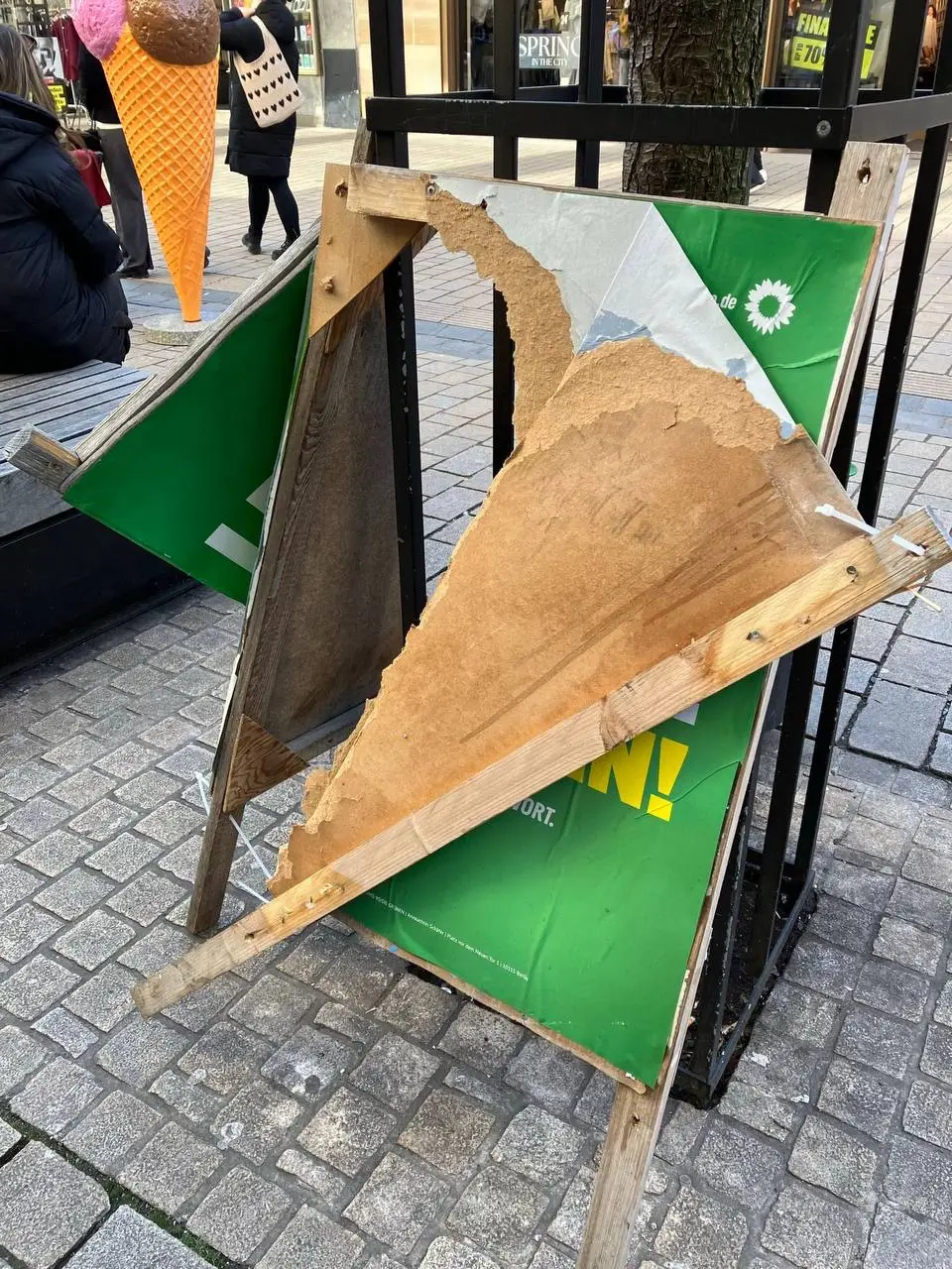 Vor der Bundestagswahl 2025 wurden viele Plakate der Fürther Grünen beschädigt. Foto: Grüne Fürth