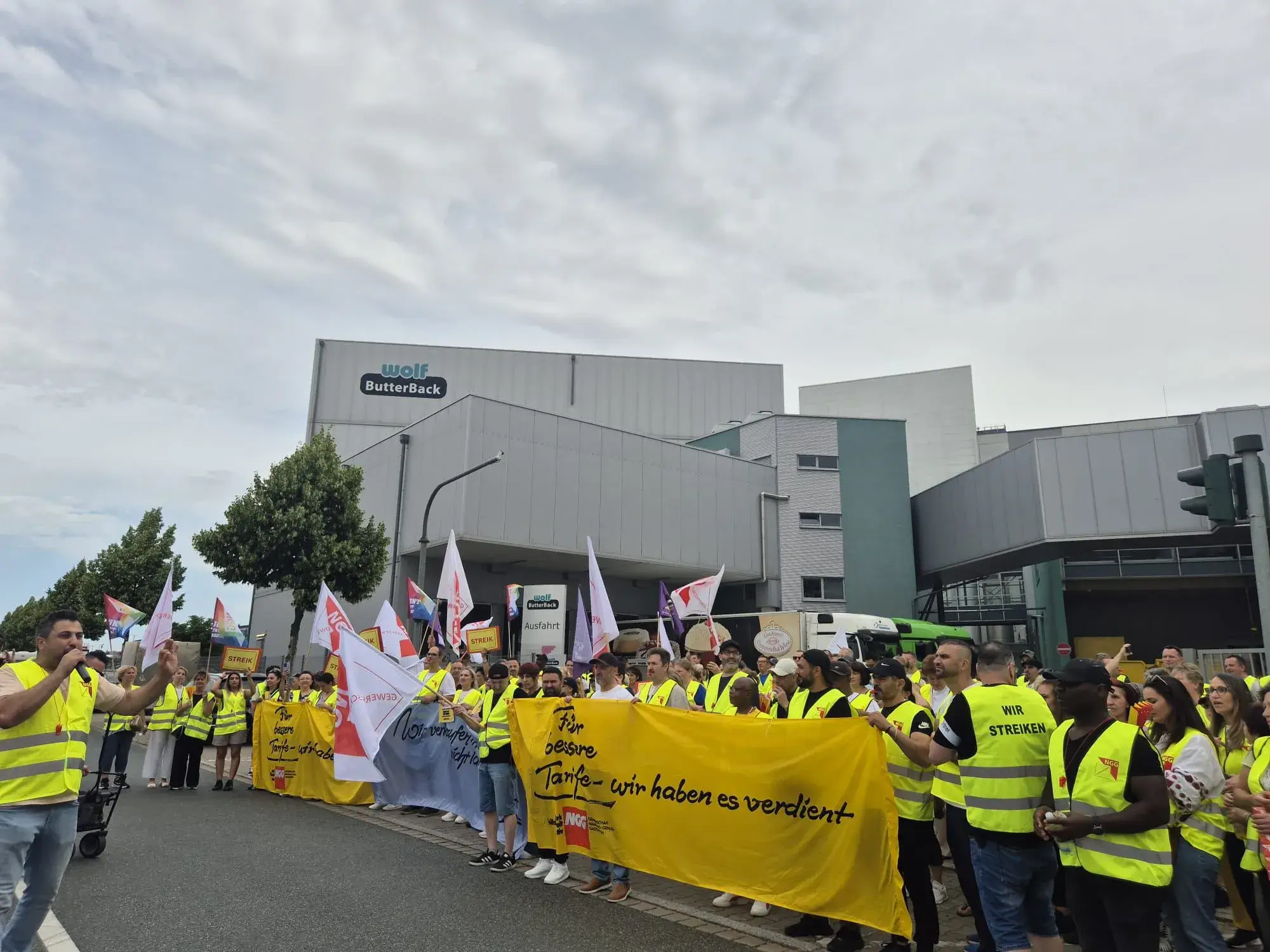 Streikende Beschäftigte der Firma Wolf ButterBack fordern bessere Arbeitsbedingungen und höhere Löhne.