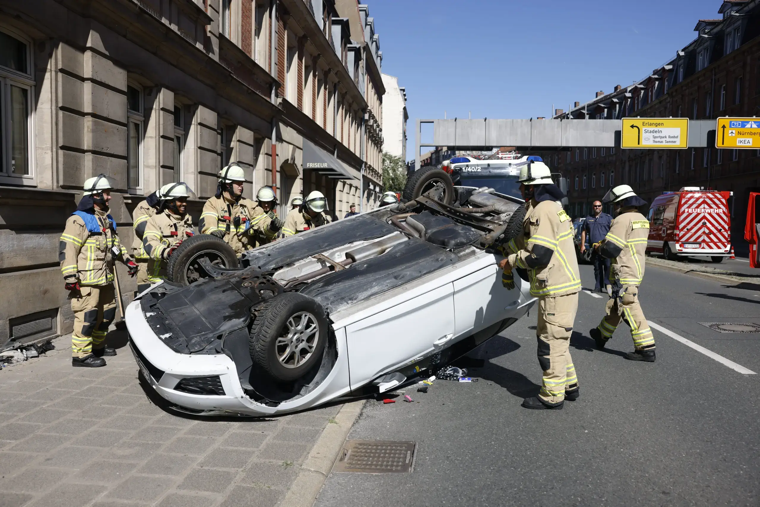 Spektakulärer Unfall auf der Erlanger Straße in Fürth: Auto kopfüber.