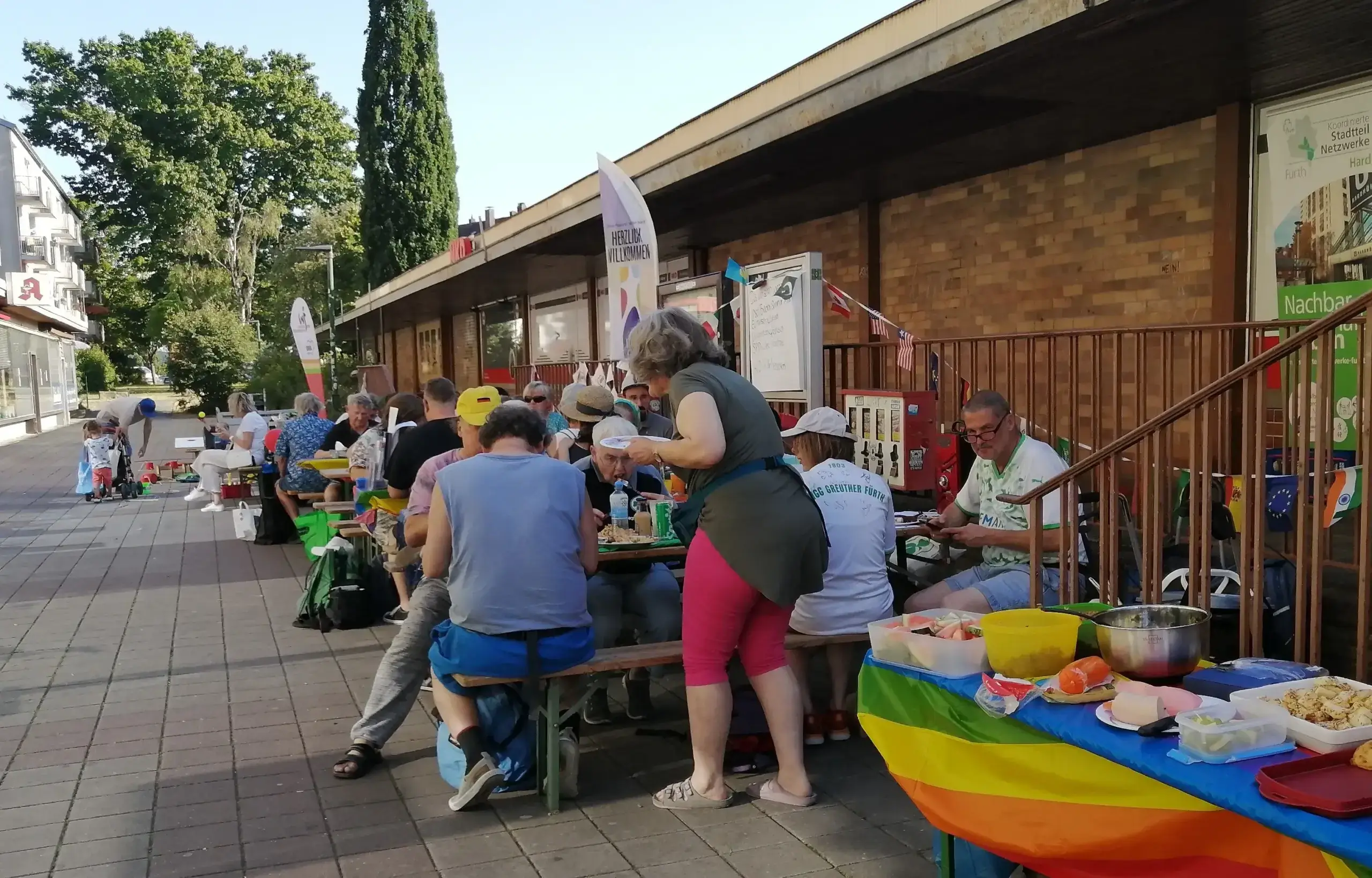Das Picknick in «Klein-Manhattan» verwandelte die Hardhöhe in eine lebendige Festmeile. (c) Diakonie Fürth