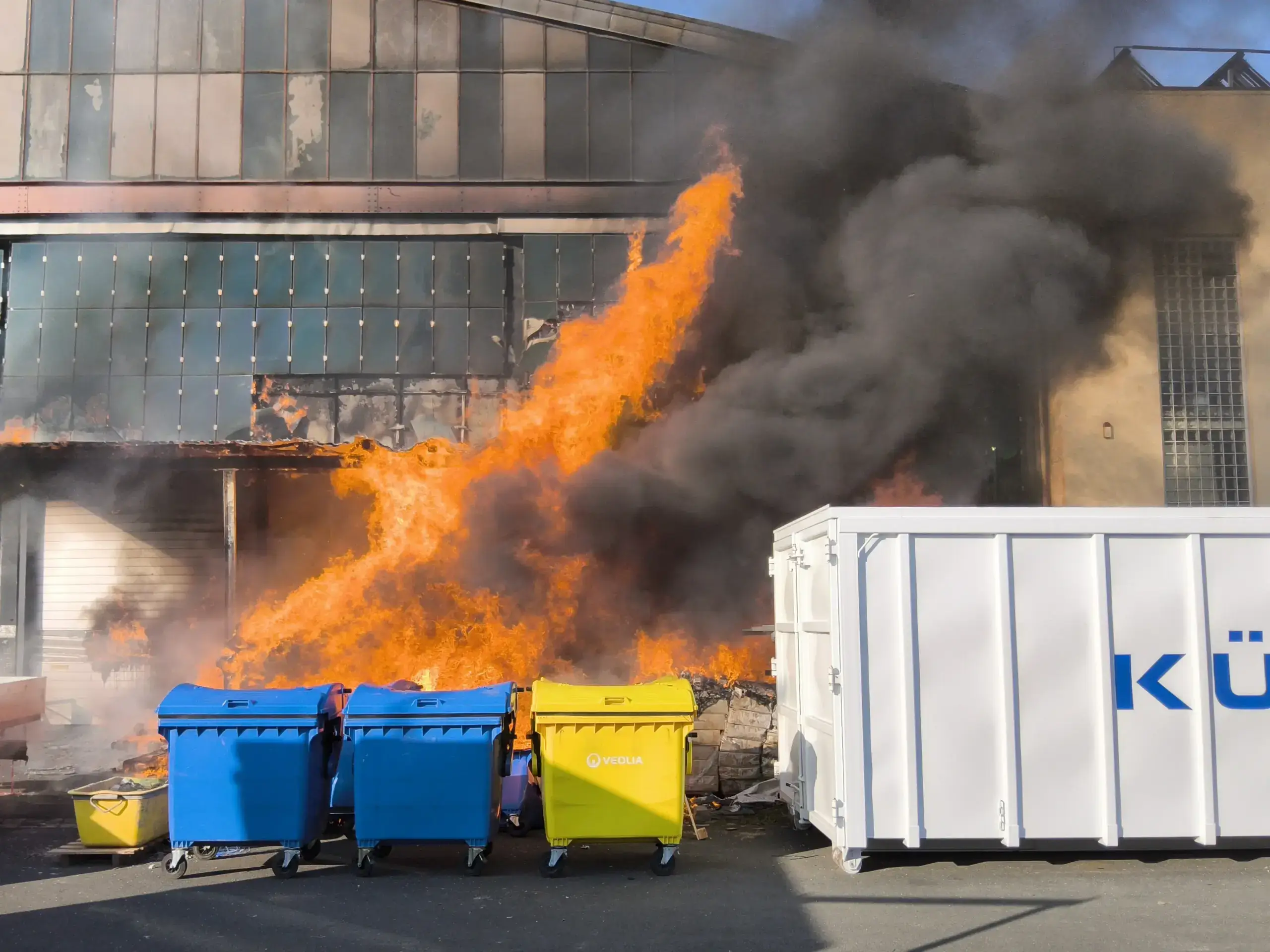 Großeinsatz bei Brand im "Golfpark"-Industriegebiet.