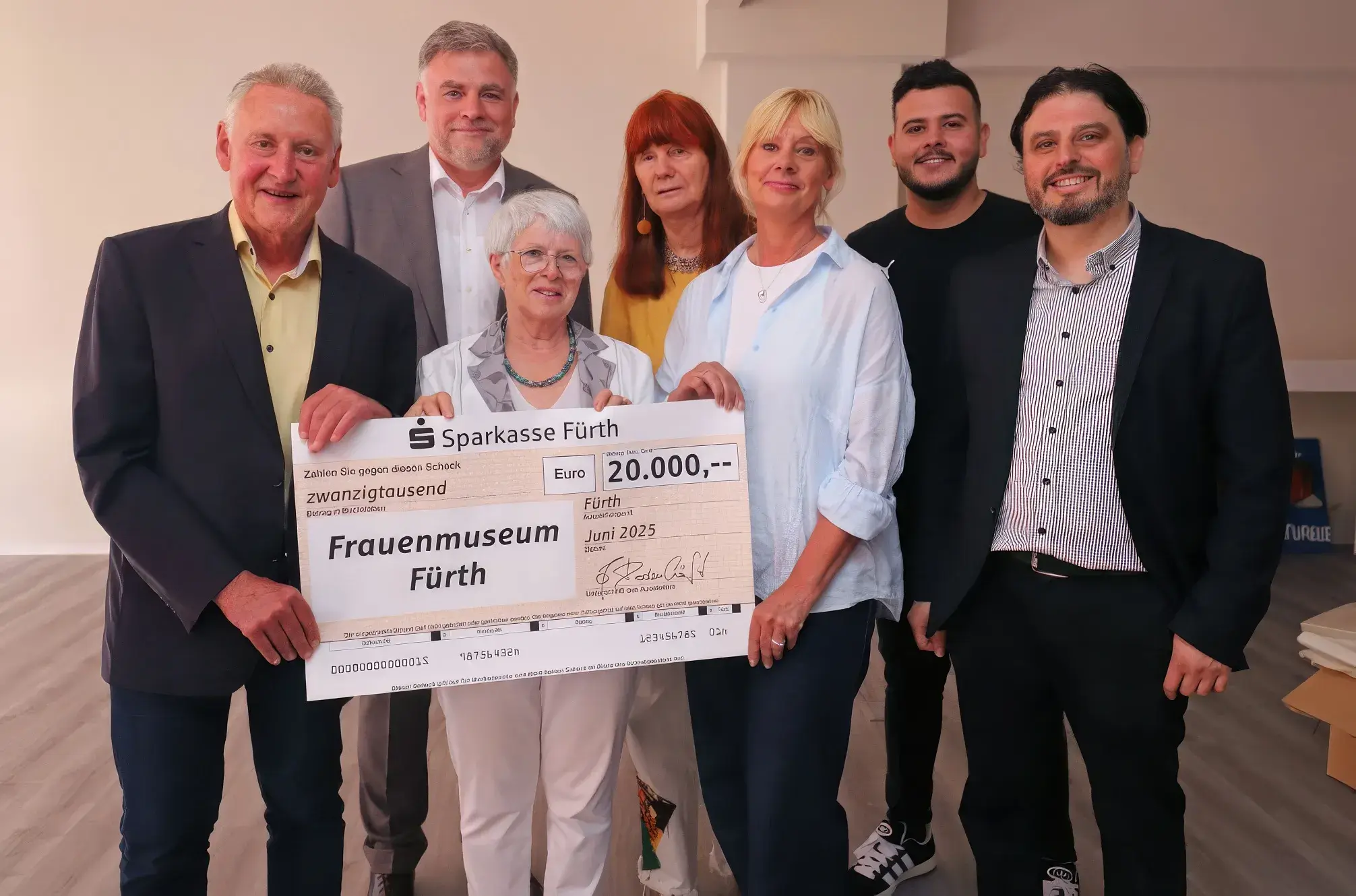 Offizielle Spendenübergabe für das Frauenmuseums in der Fürther Hirschenstraße.