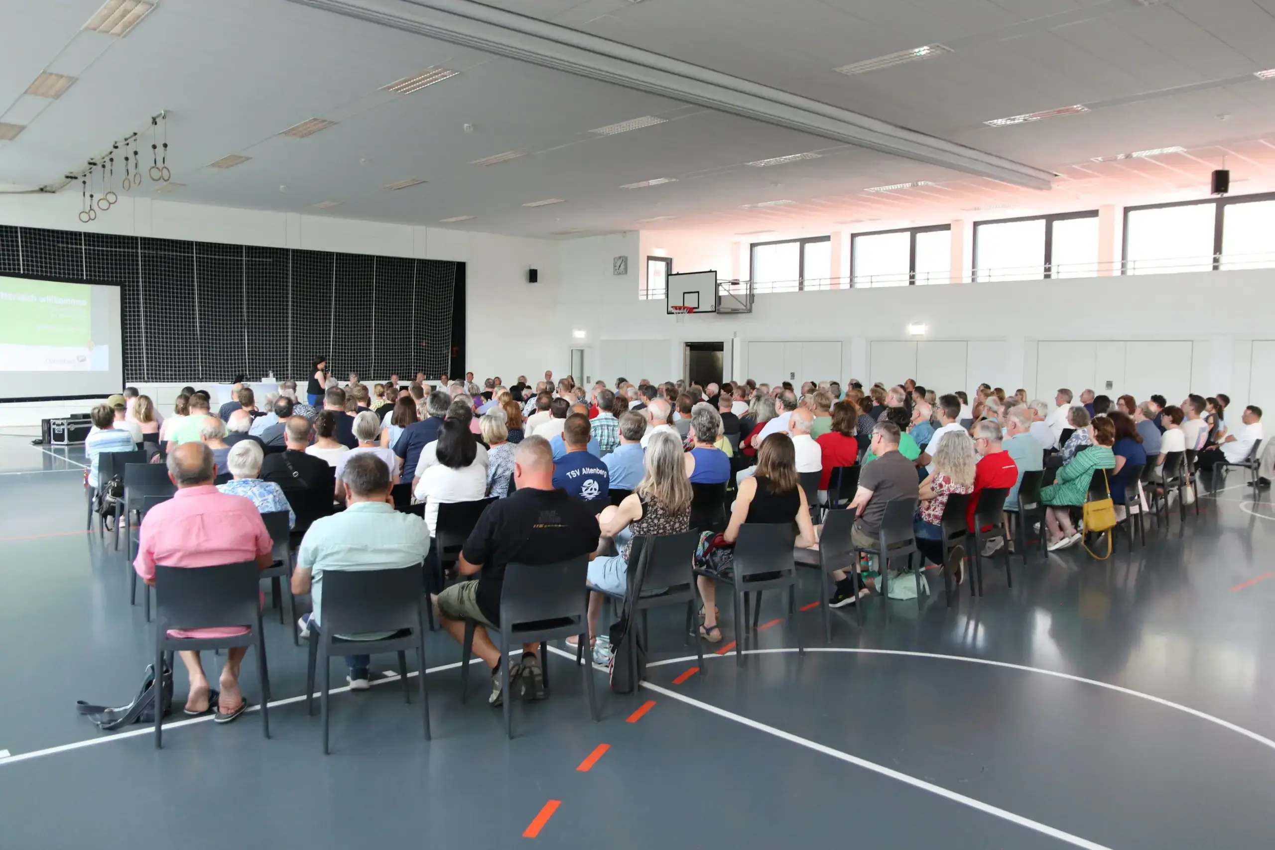 Die Jahnturnhalle war in Oberasbach sehr gut besucht. Die Bürger wollten wissen, wie schlimm es um die Finanzen der Stadt steht. Foto: TK-Bilder/Thomas Klein