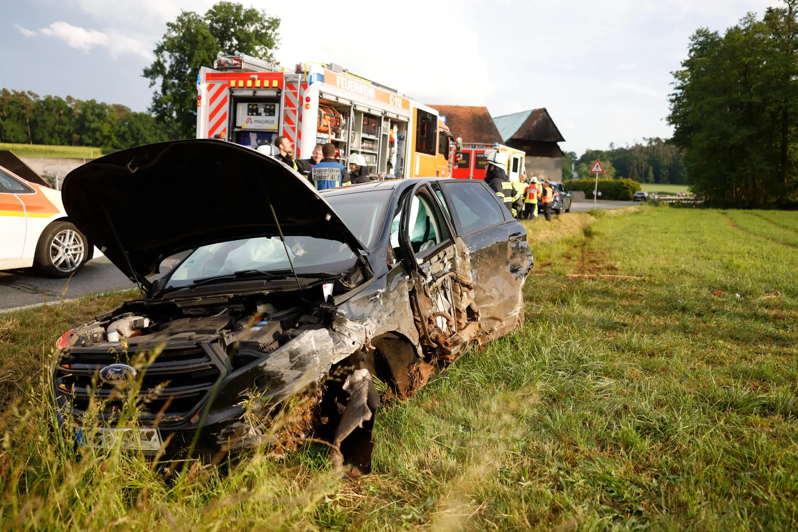 Crash bei Roßtal: Tiguan und Ford stoßen frontal zusammen