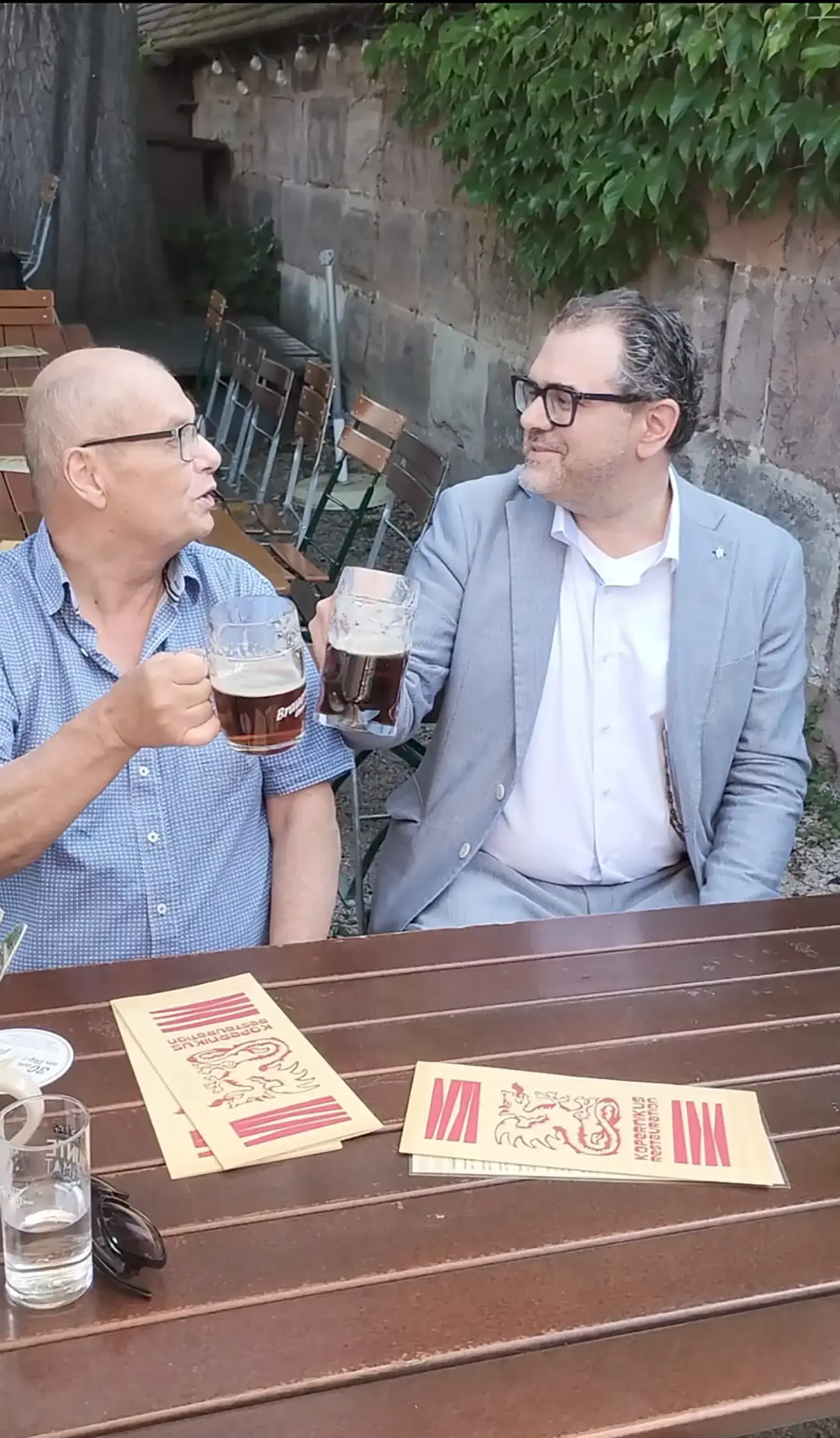 Anstoßen auf das Leben: Rolf (links) mit Bürgermeister Marco Kistner aus Veitsbronn. Foto: Privat
