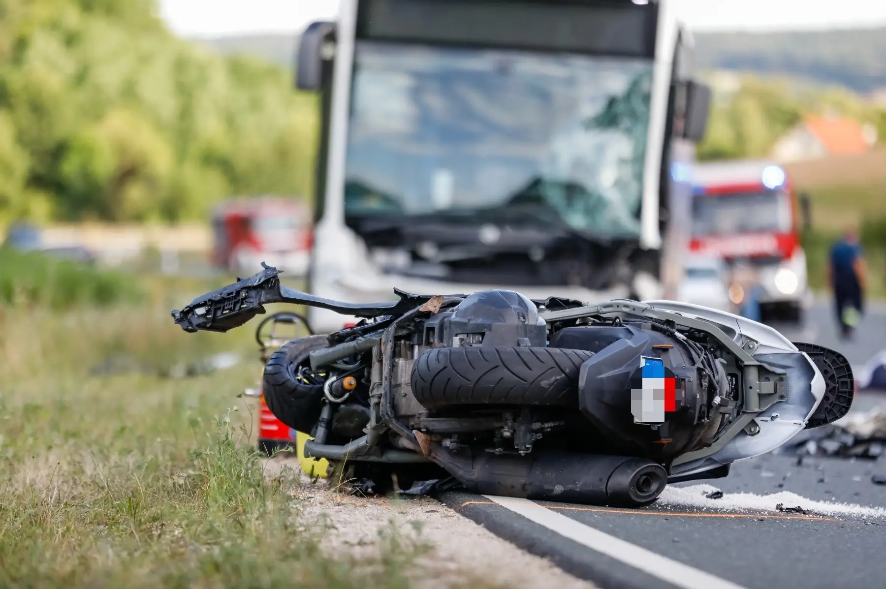 Tödlicher Frontalcrash im Landkreis Fürth: Rollerfahrer stirbt bei Überholmanöver