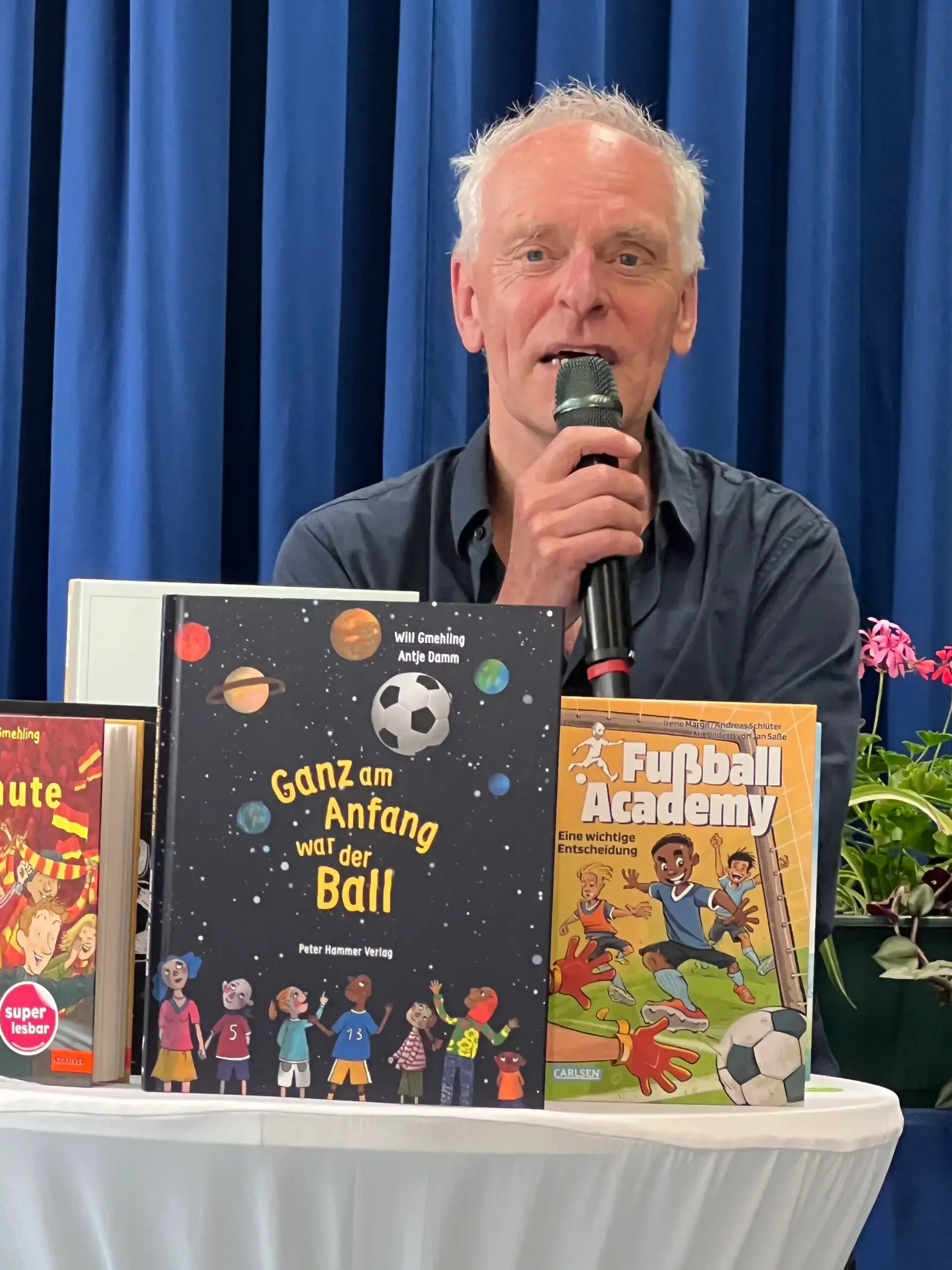 Weltpremiere in Stein: Kinderbuchautor Will Gmehling präsentiert sein druckfrisches Werk «Ganz am Anfang war der Ball» erstmals öffentlich – im Rahmen der Aktion Lese-Kick 2025 an der Grundschule Stein. Foto: Roland Beck
