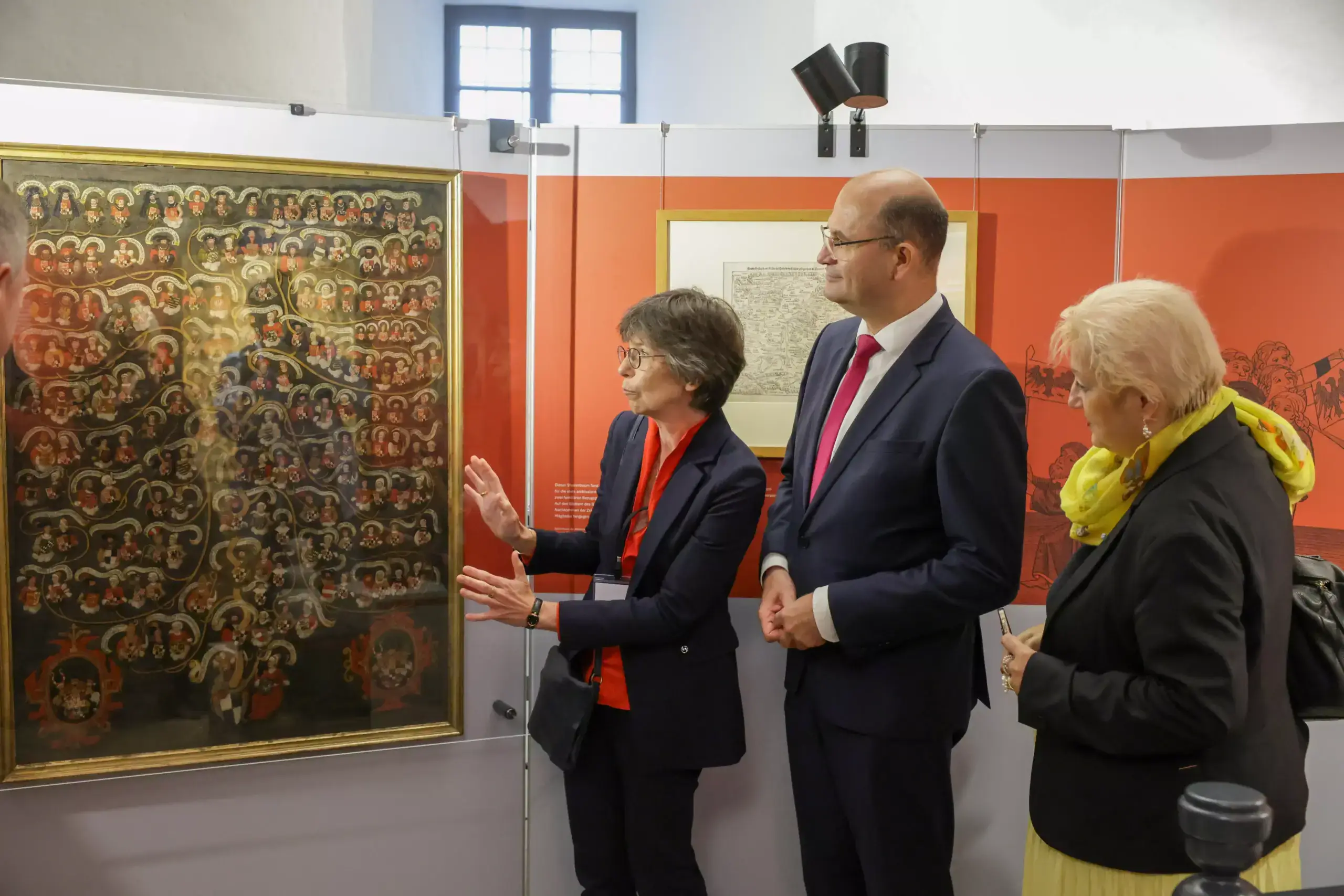 Staatsminister Albert Füracker, Kuratorin Dr. Uta Piereth und die Landtagsabgeordnete Petra Guttenberger bei der Eröffnung der Ausstellung auf der Cadolzburg. Foto: Staatsministerium der Finanzen und für Heimat.
