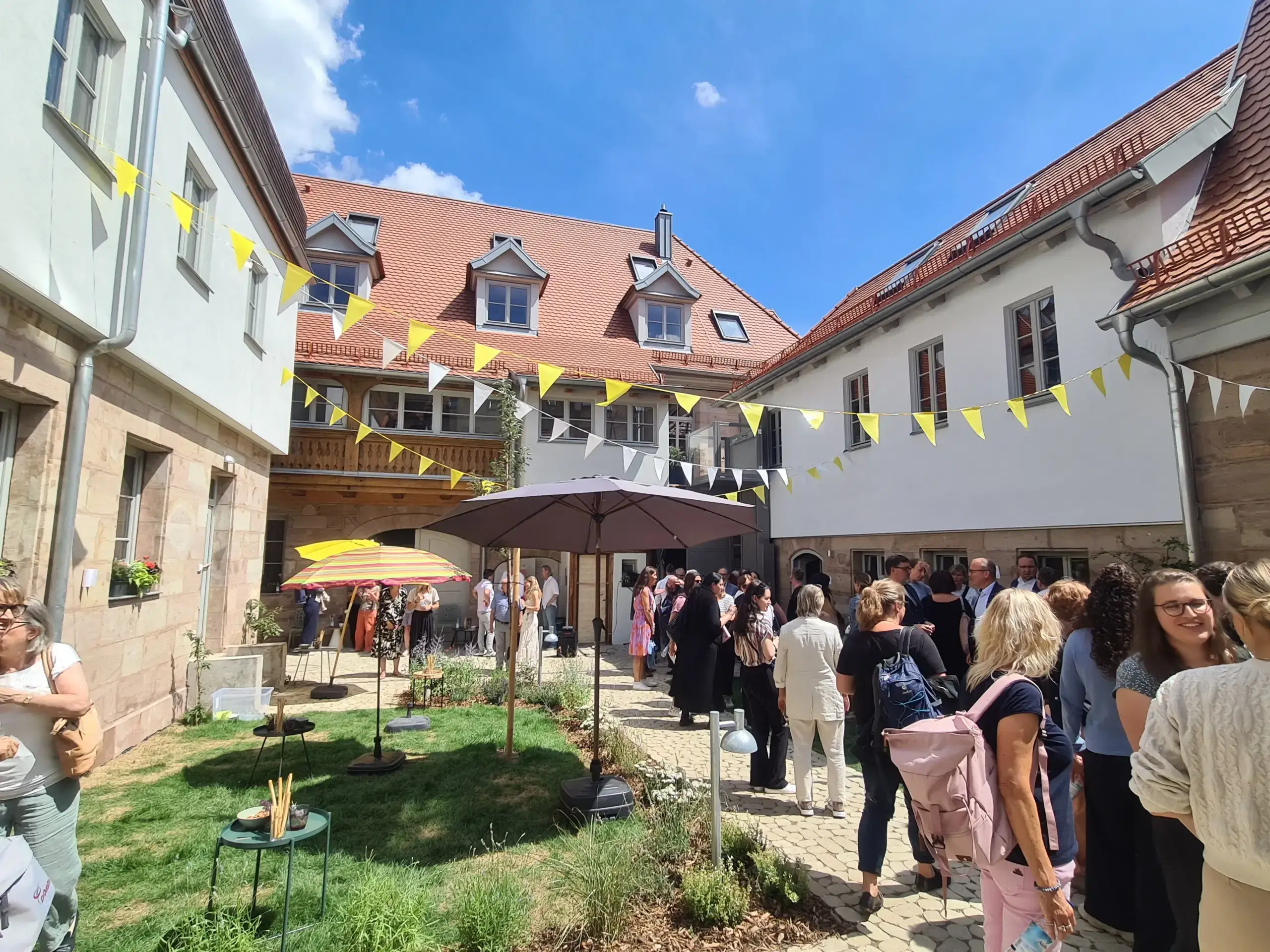 Das Frauenhaus in der Fürther Schirmstraße setzt neue Maßstäbe für Sicherheit und Sichtbarkeit. Foto: Miriam Meingast
