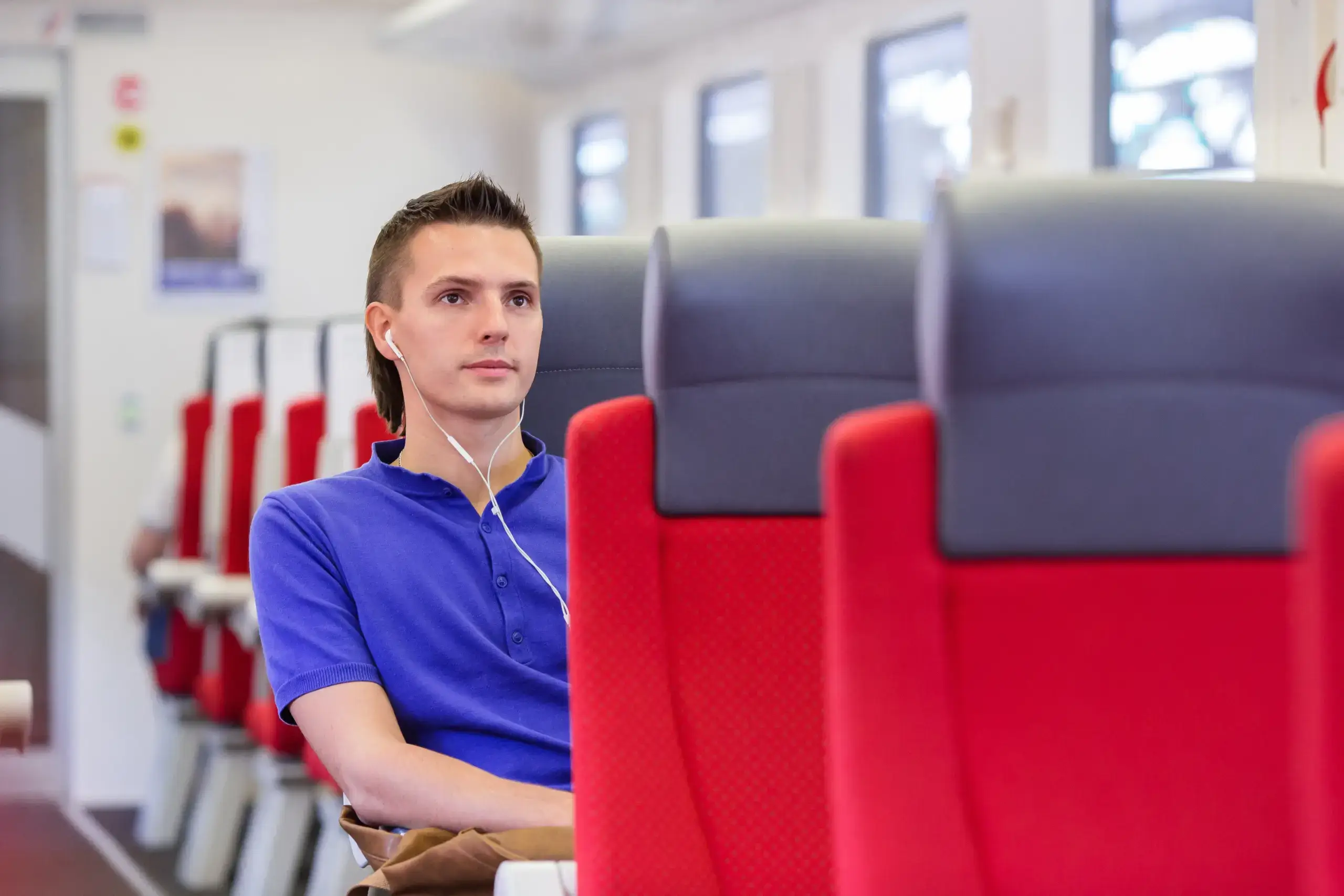Kostenlos unterwegs: Bayerische Einserschüler dürfen am 1. August 2025 mit ihrem Zeugnis gratis mit dem Nahverkehr durch Bayern reisen.