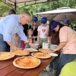 Erholungsaufenthalt für Kinder aus Belarus in Stein: Pizzaessen mit dem Rathauschef