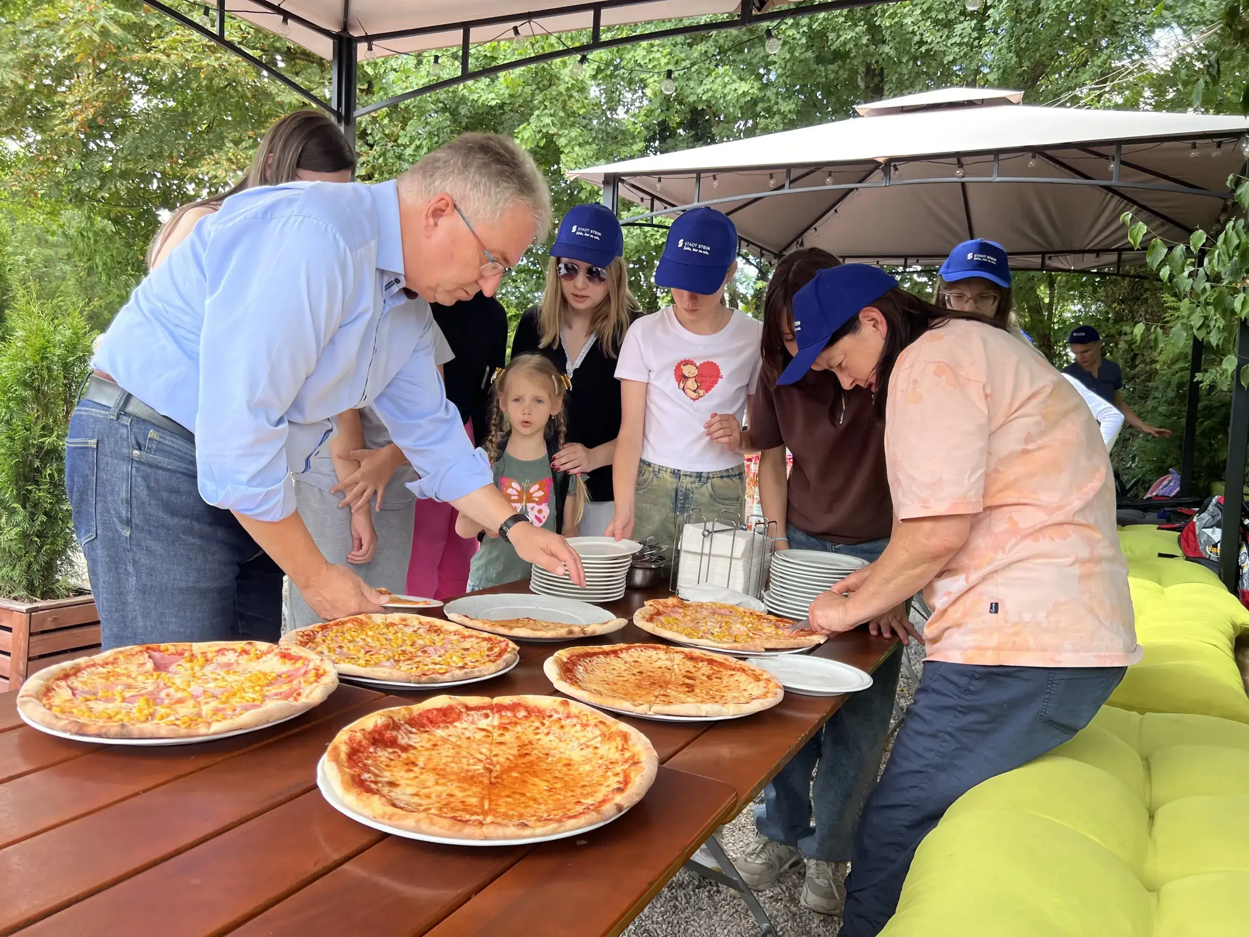 Bürgermeister Kurt Krömer im Austausch mit den jungen Gästen aus Belarus beim Pizzaabend im Steiner Gärdla.