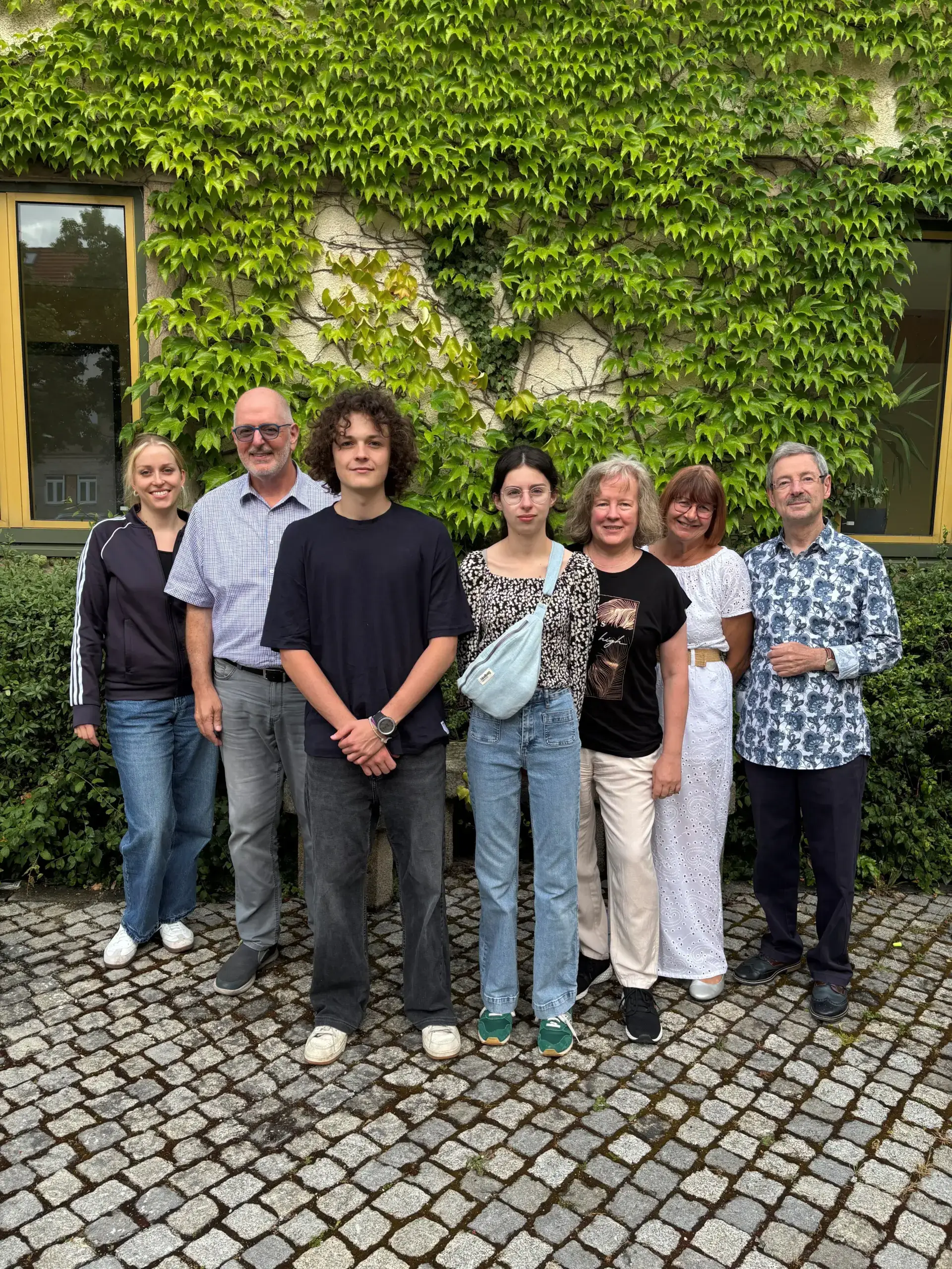 Zirndorfs Bürgermeister Thomas Zwingel und Mitglieder des Deutsch-Französischen-Freundeskreises begrüßen die Ferienarbeiter aus Bourganeuf im Rathaus. Foto: Stadt Zirndorf