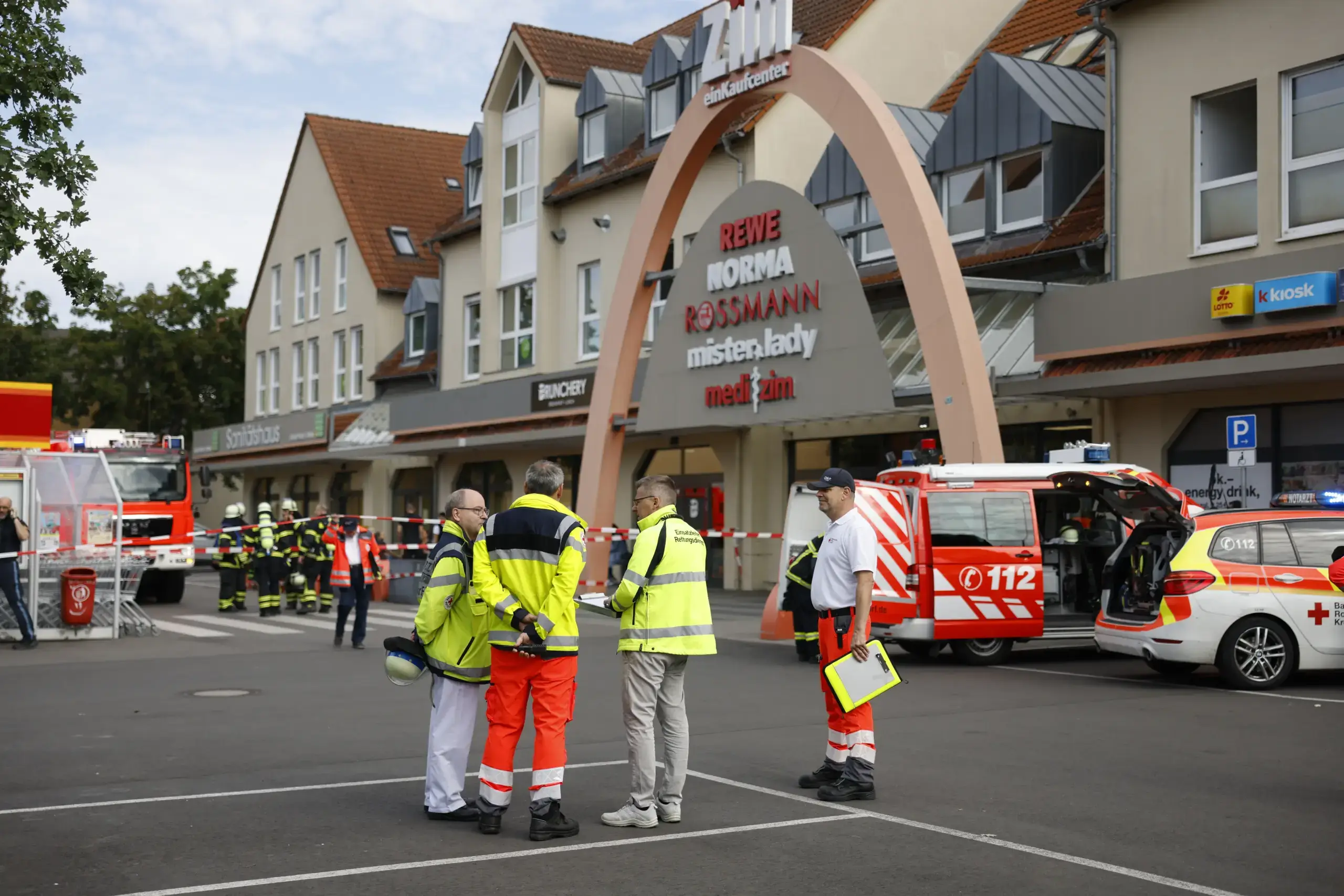 Einsatzkräfte sichern das Zirndorfer ZIM-Einkaufszentrum aufgrund eines Gefahrstoffaustritts. Foto: NEWS5 / David Oßwald