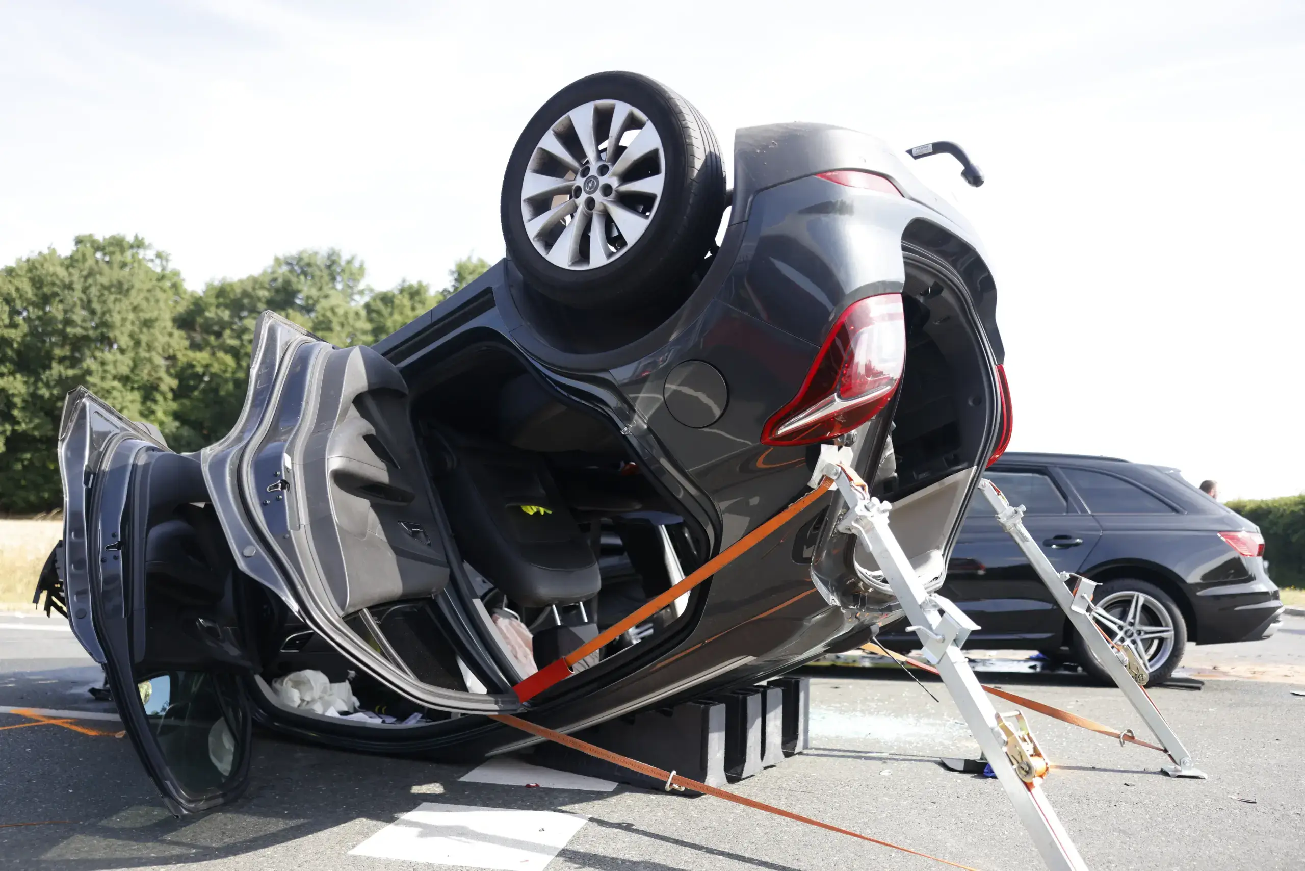 Schwerer Verkehrsunfall in Horbach: SUV überschlägt sich nach Kollision mit Audi.