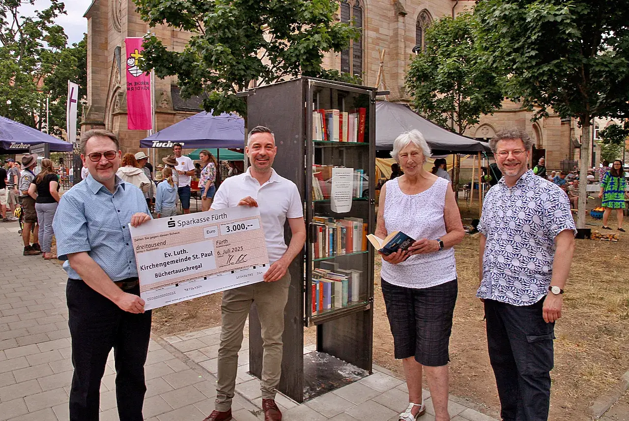 Das neue Büchertauschregal der Paulskirche verbindet Nachbarschaft und Literatur. Foto: Sparkasse Fürth