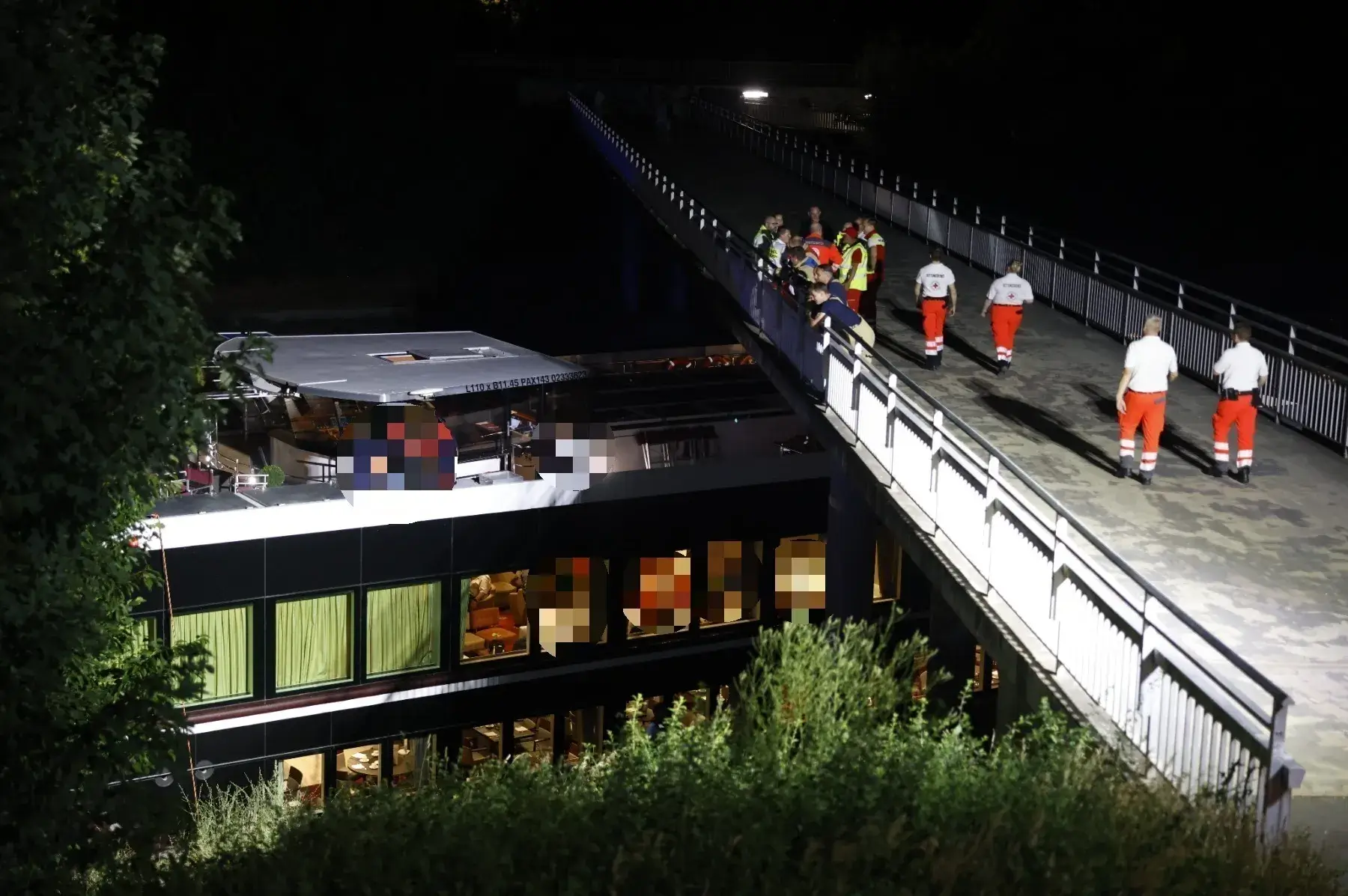 Notlage auf dem Main-Donau-Kanal nach Schiffskollision mit Brücke.