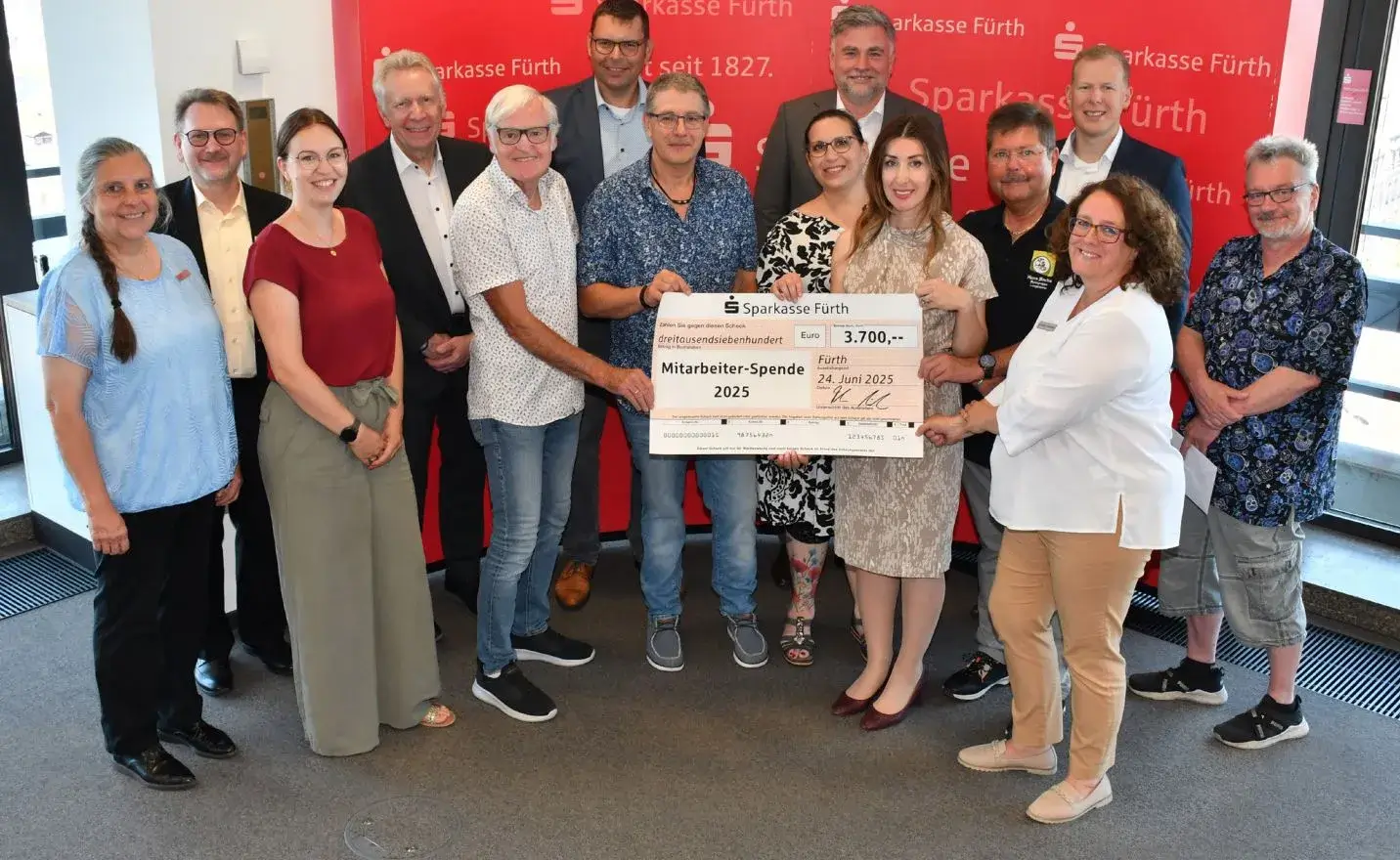Vertreter der begünstigten Vereine bei der Scheckübergabe in der Sparkasse Fürth. Foto: Sparkasse Fürth