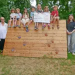 Sparkasse Fürth unterstützt Kinderkrippe Knoblauchsland für neues Klettergerüst