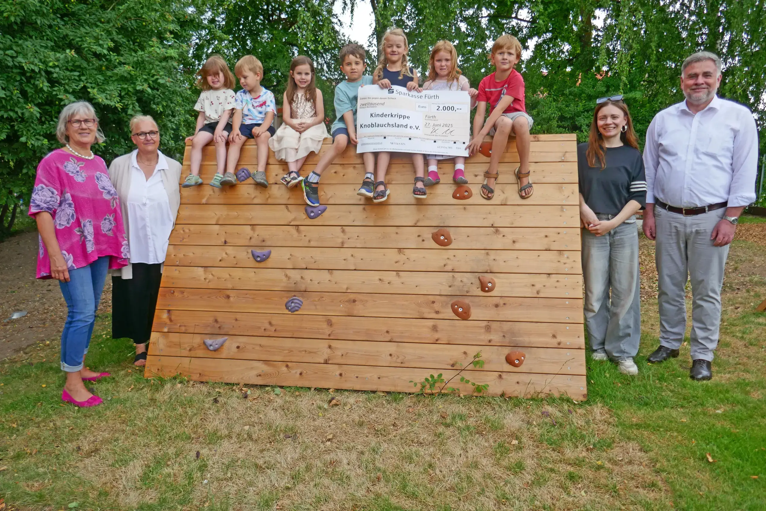 V.l.n.r.: Birgit Bayer-Tersch (1. Vorsitzende der Kinderkrippe Knoblauchsland), Sandra Mauser (Leiterin Kindergarten und Kinderkrippe), Kinder der Kinderkrippe aus der Sonnenblumengruppe des Kindergartens im Alter von 3 bis 6 Jahren, Chiara Scherffing (Erzieherin) und Adolf Dodenhöft (Vorstandsvorsitzender Sparkasse Fürth)