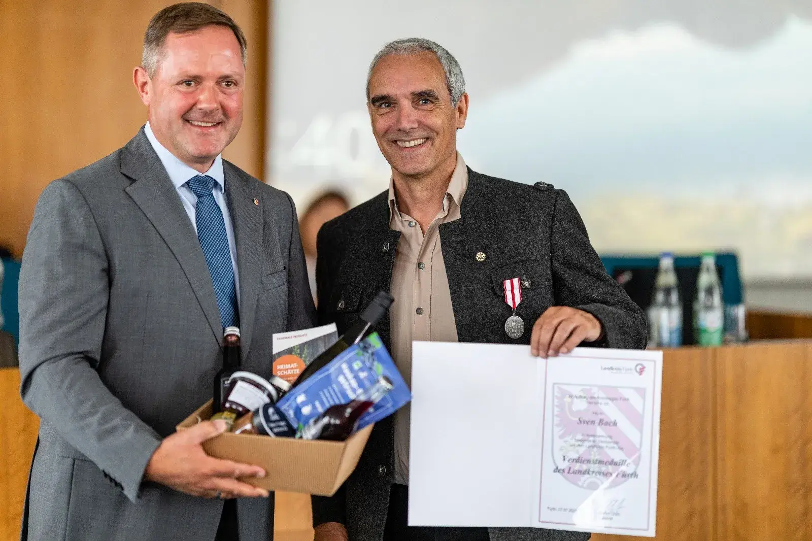 Landrat Bernd Obst ehrt Sven Bach mit der Landkreismedaille für sein kulturelles Engagement. Foto: David Oßwald