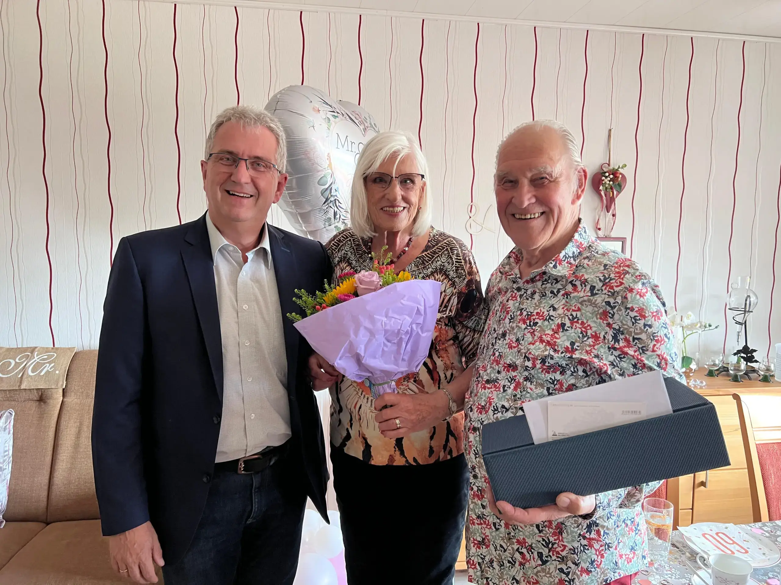 Erster Bürgermeister Kurt Krömer (links) gratuliert Erna und Werner Heinrich zur Diamantenen Hochzeit. Foto: Stadt Stein