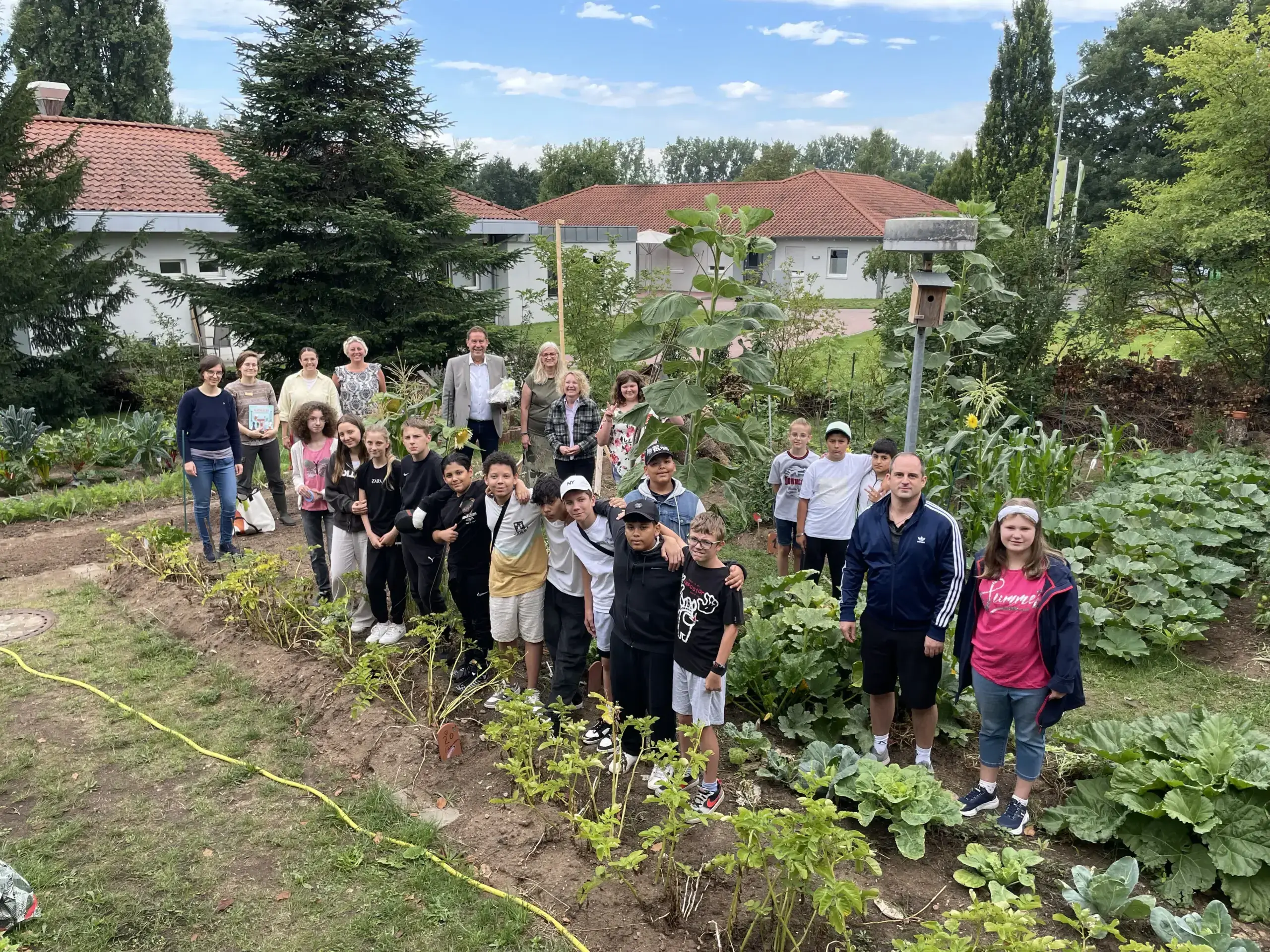 Schulkinder der Otto-Lilienthal-Schule pflanzen und ernten selbstgezogenes Gemüse im Rahmen der GemüseAckerdemie.