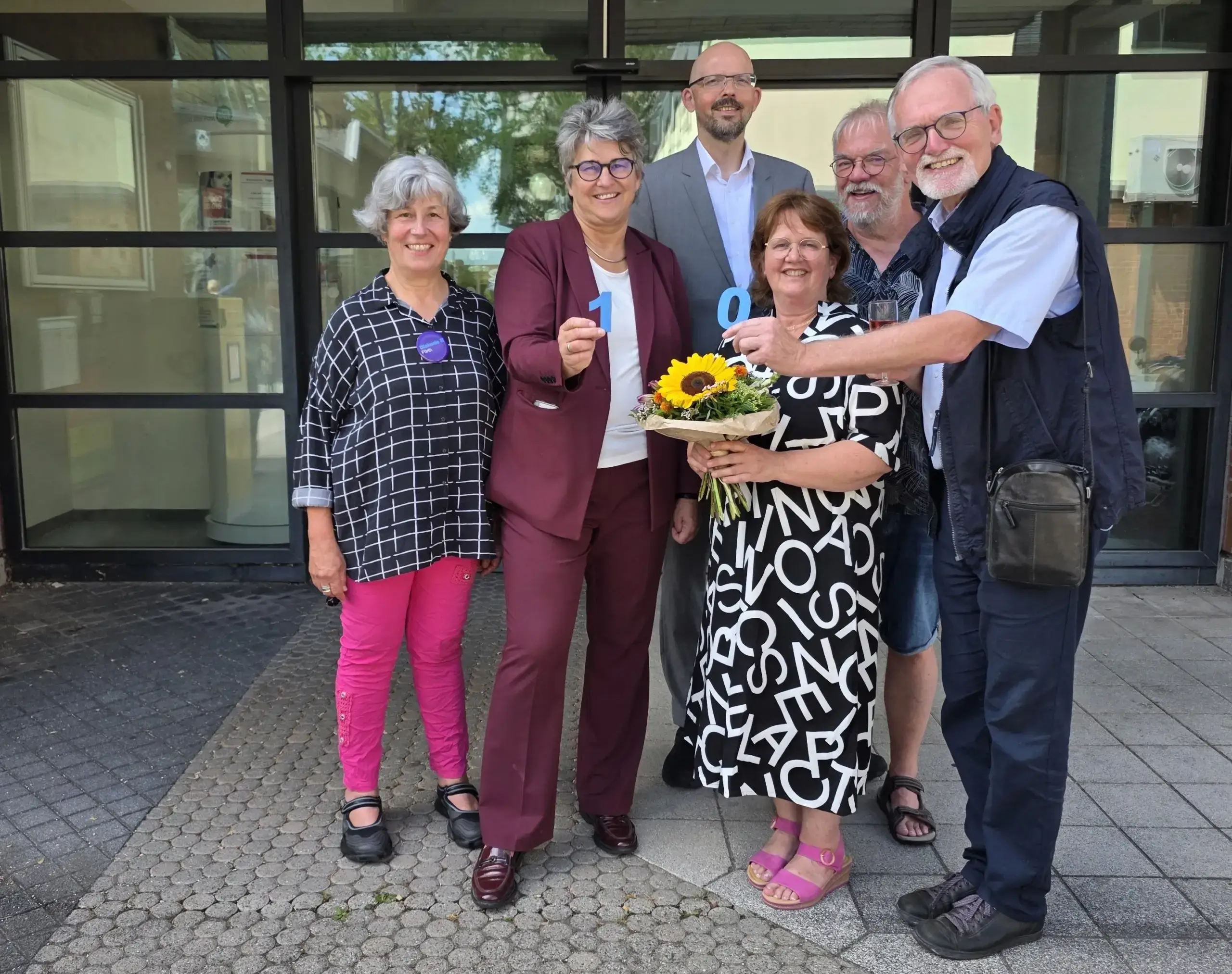 Feierlicher Moment: Jubiläum des Quartiersmanagements mit engagierten Unterstützern und politischen Vertretern