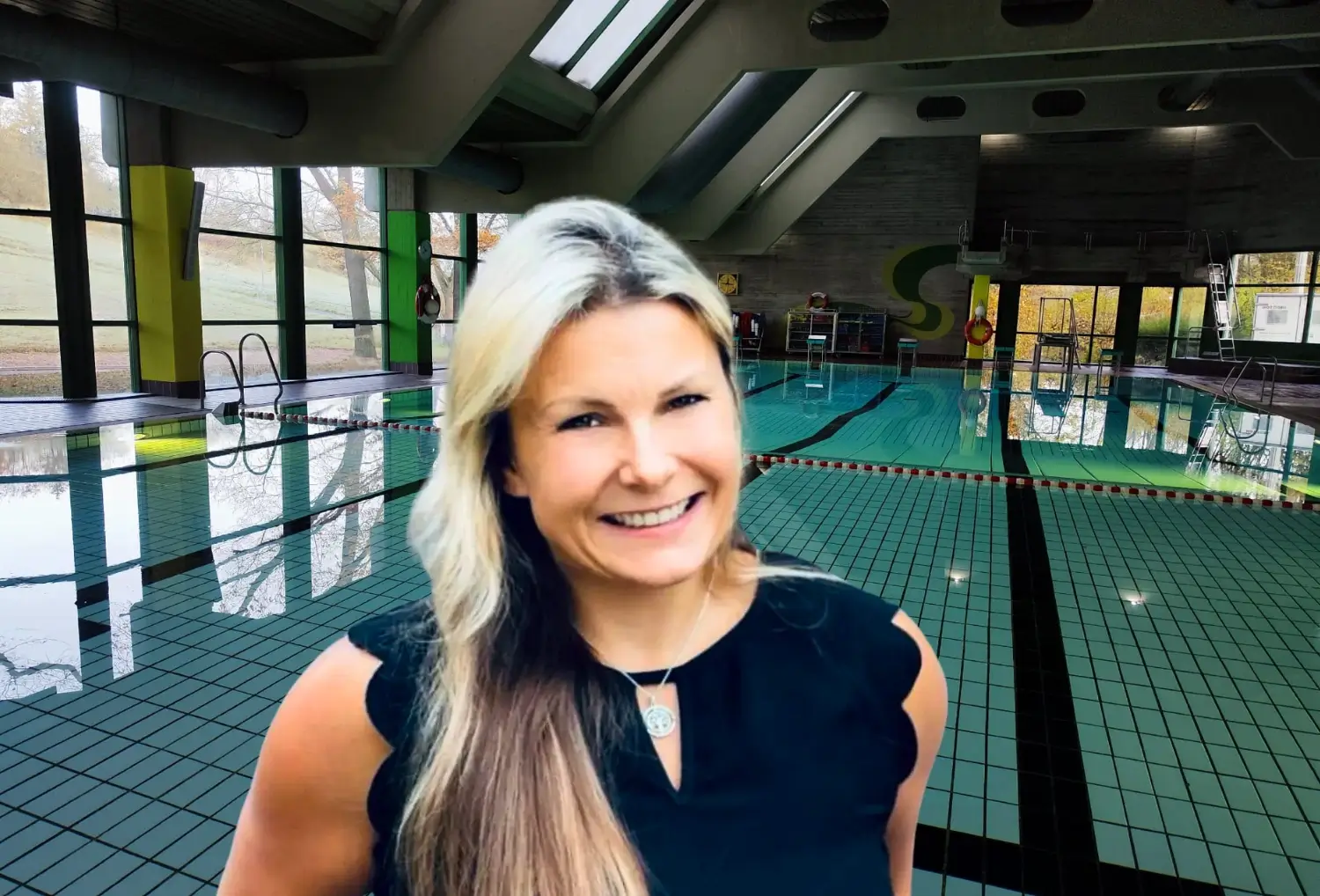 Ann Emmrich-Böhm plant ein eigenes Schwimmbad in Seukendorf. Im Hintergrund das geschlossene Langenzenner Bad. Fotos: Privat