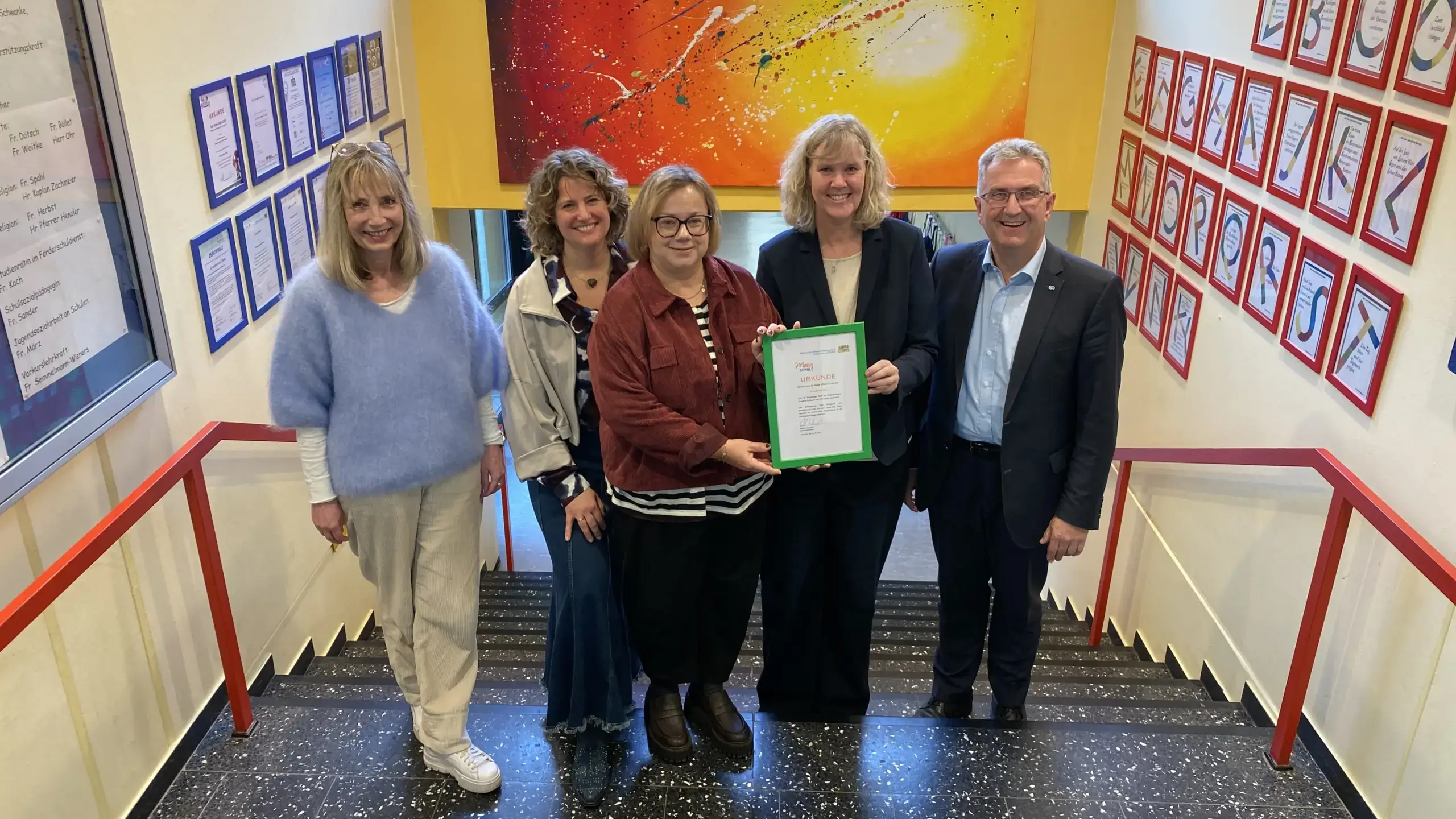 Urkundenübergabe in Stein: v.l.n.r. Meike Wenzl (Schulamtsdirektorin), Kathrin Rottler und Ulrike Kupfer (Konrektorinnen), Kathrin Beck (Rektorin) und Erster Bürgermeister Kurt Krömer. Foto: Stadt Stein